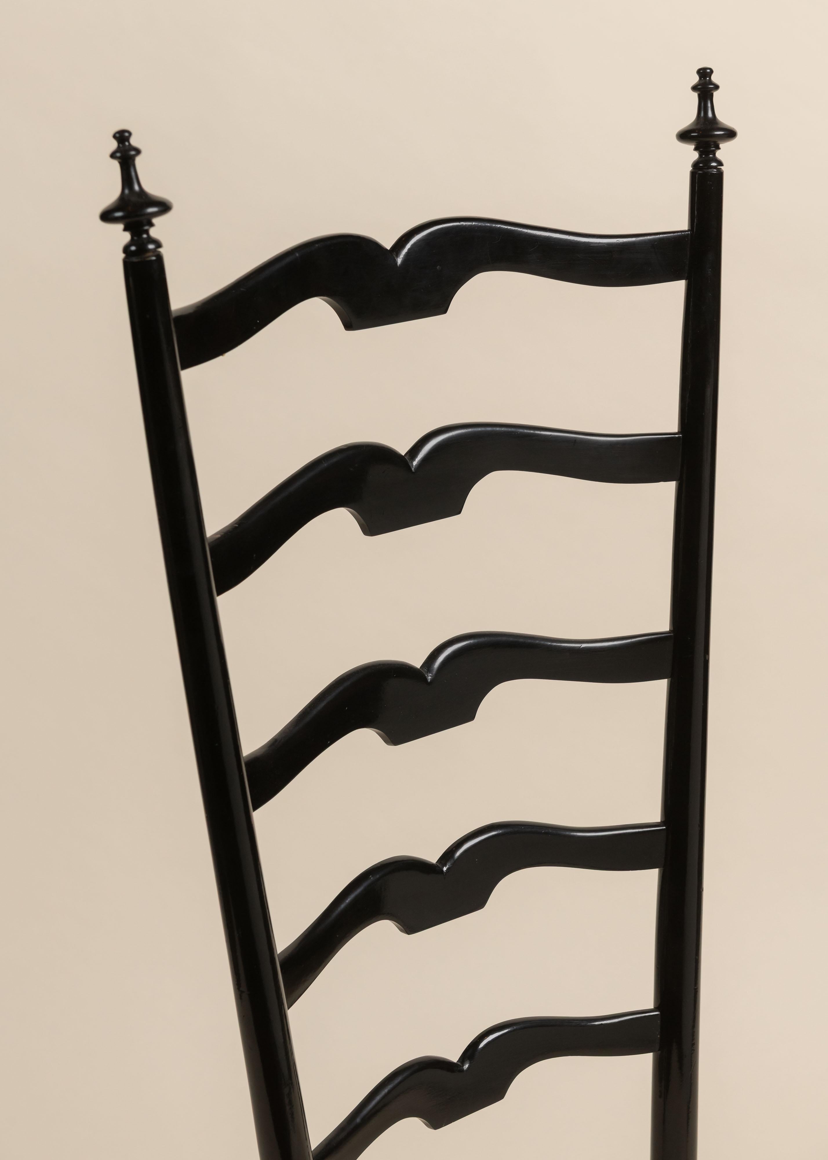 Ébénisé Chaise Chiavari à dossier en bois ébonisé et assise en cuir du milieu du siècle, Italie en vente