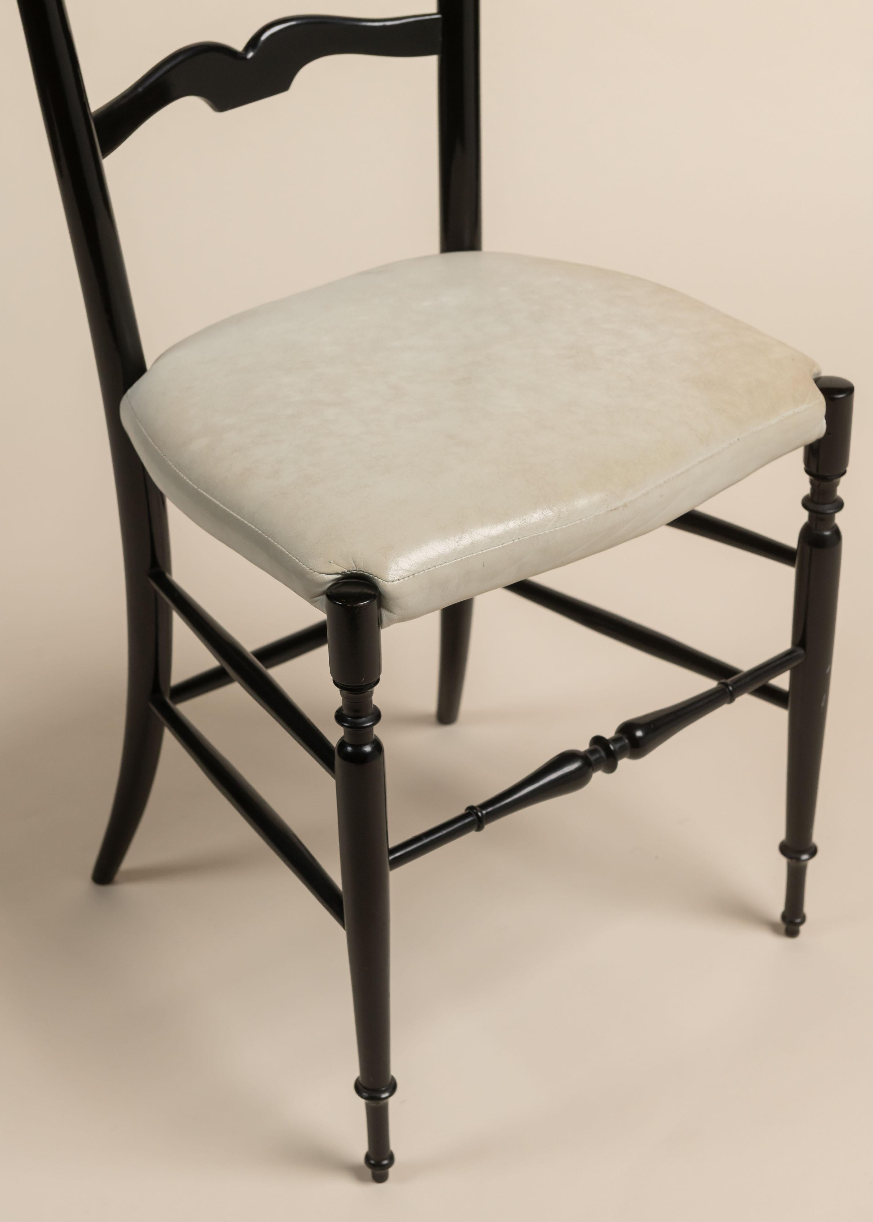 Chaise Chiavari à dossier en bois ébonisé et assise en cuir du milieu du siècle, Italie Bon état - En vente à San Francisco, CA