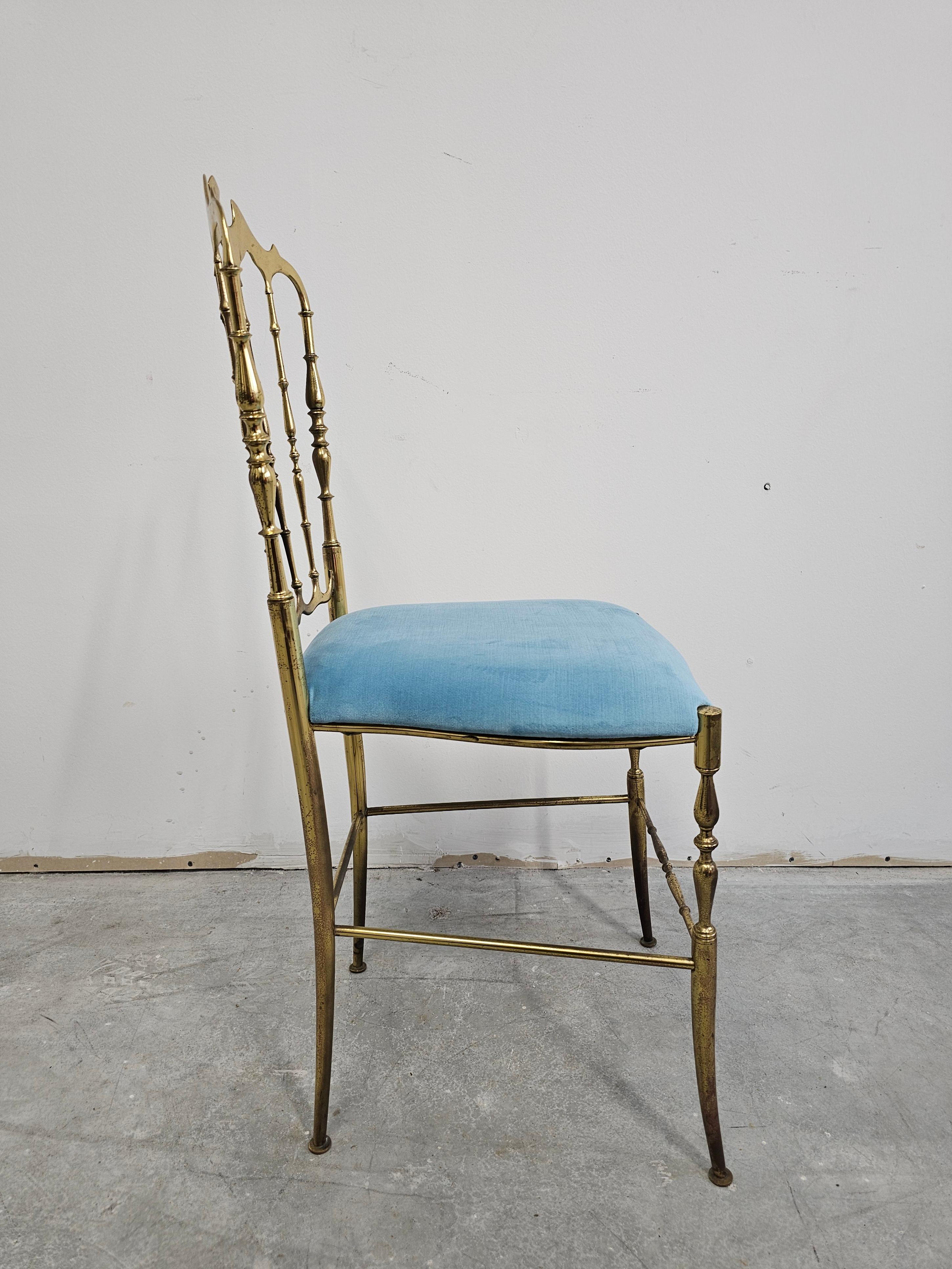 In this listing you will find a striking Mid Century Modern Chiavari side chair. It is made of solid brass and upholstered in baby blue plush, creating a stark contrast in colors and a very vibrant design that will warm up your space. Made in Italy