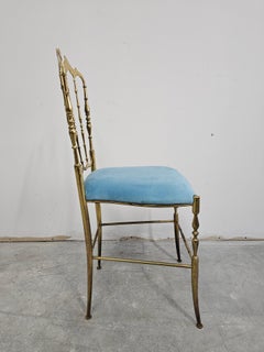 Sedia Chiavari di metà secolo realizzata in ottone massiccio con seduta in peluche blu bambino