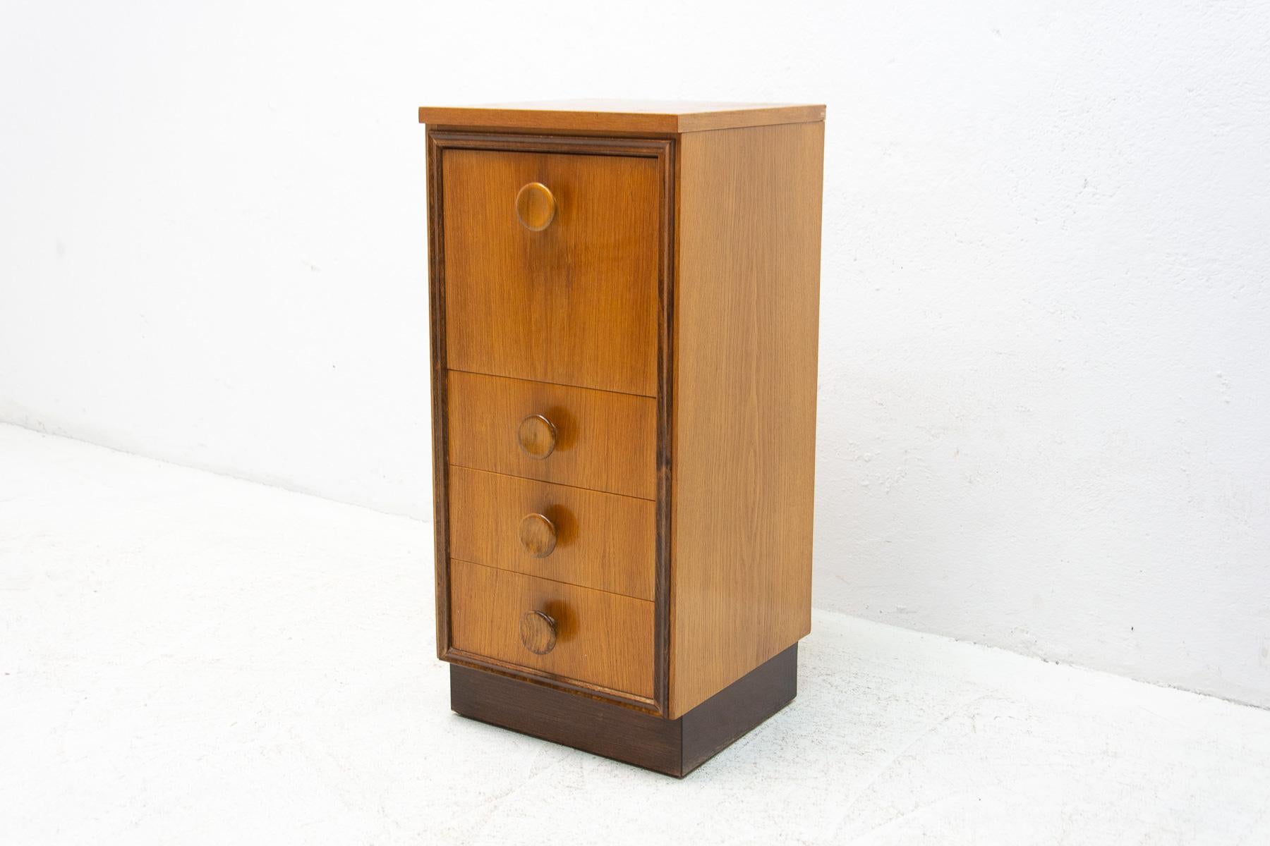 This small chest of drawers in the shape of a chimney was made by UP Závody in the former Czechoslovakia in 1958. It’s made of oak wood. It has three drawers and a storage space.
In very good vintage condition, shows slight signs of age and