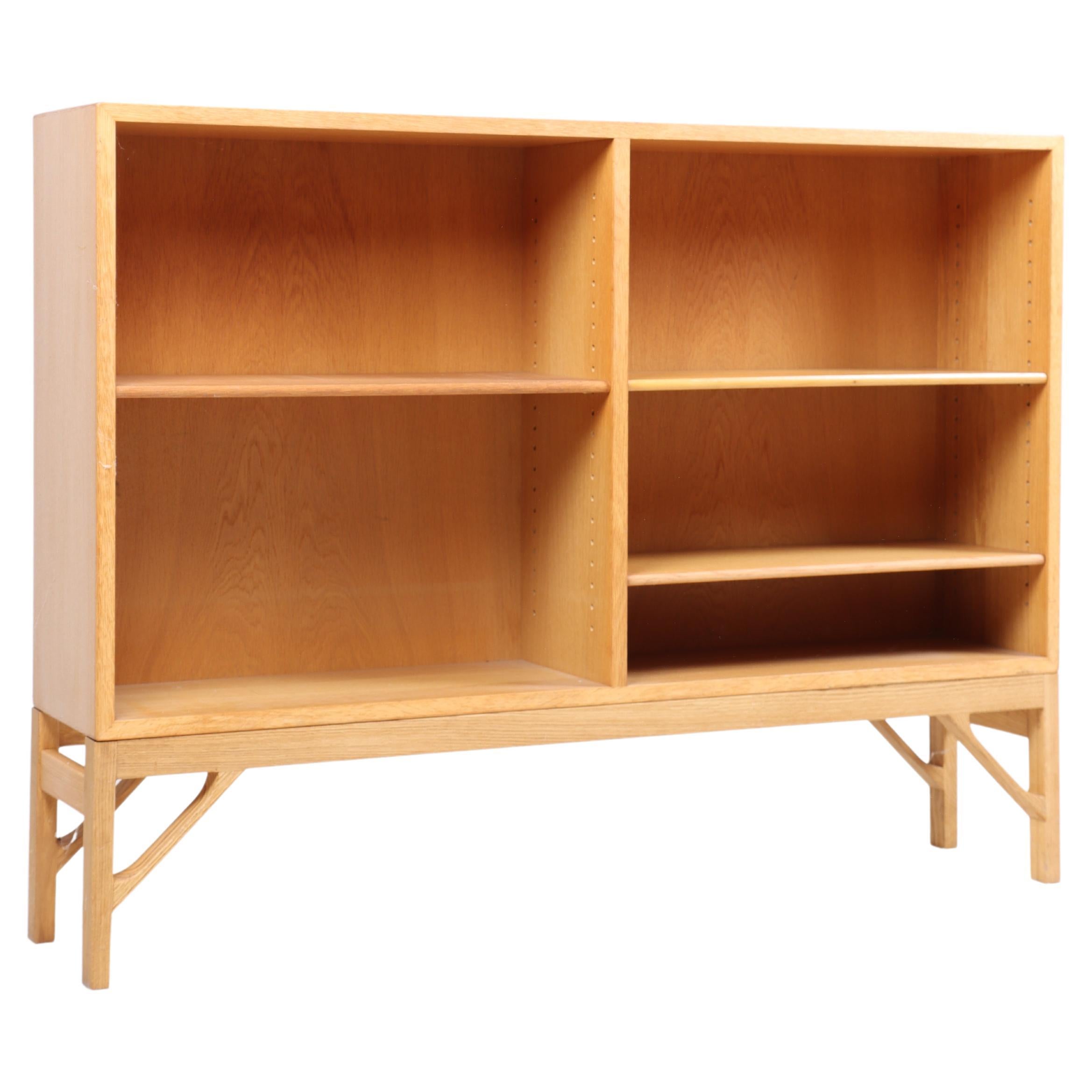 Libreria bassa in Oak. Progettato da MAA. Børge Mogensen nel 1958, questo pezzo è stato realizzato dagli ebanisti danesi CM Madsen negli anni '60. Ottime condizioni originali. Sono disponibili altri scaffali.