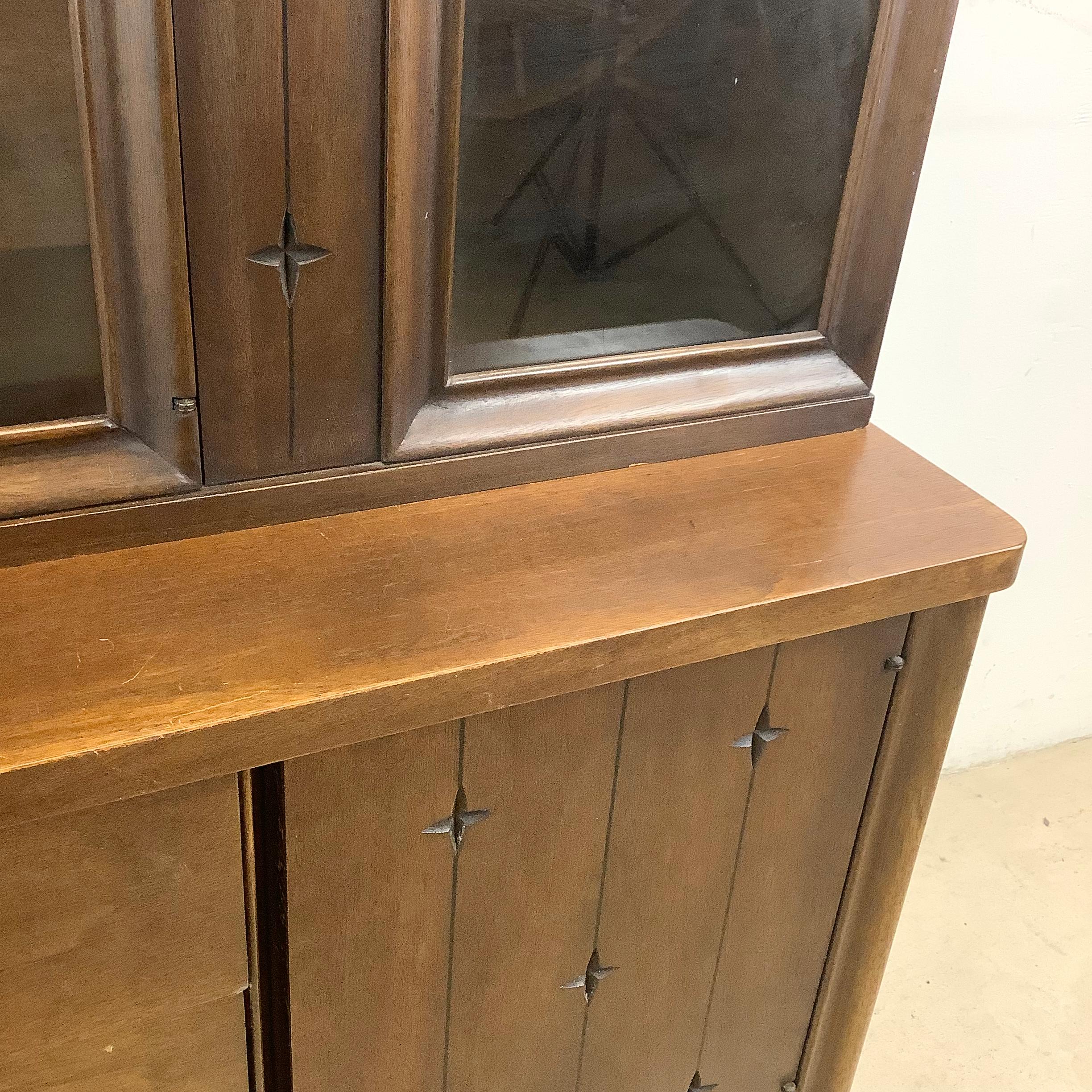 Mid-Century China Cabinet by Broyhill Premiere For Sale 3