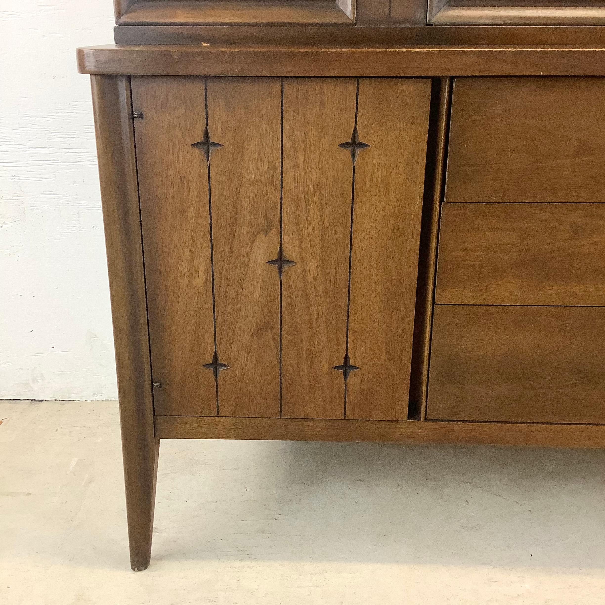 Mid-Century China Cabinet by Broyhill Premiere For Sale 4