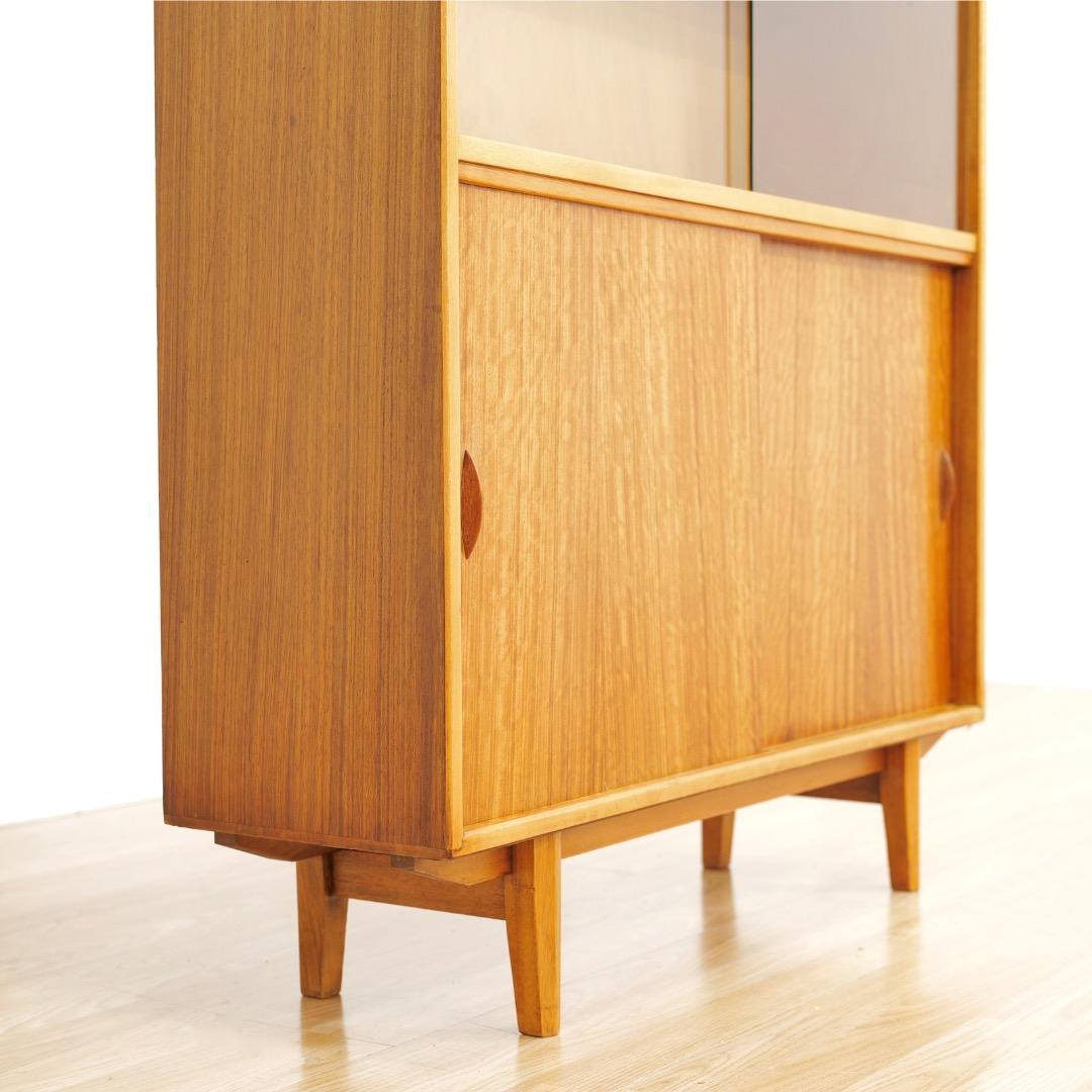 Mid Century China Cabinet by Herbert E. Gibbs in vendita 3