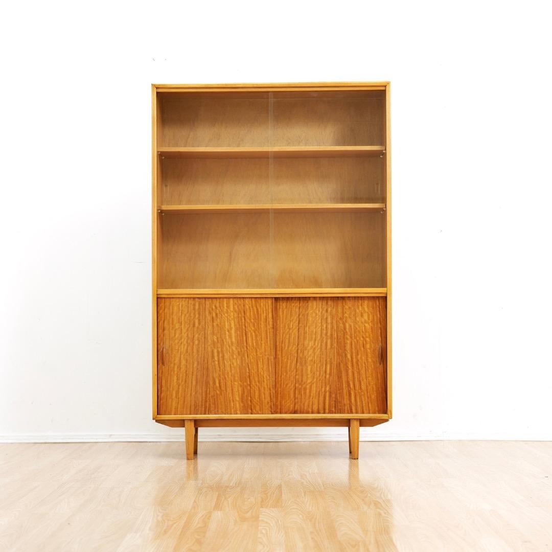 Questa vetrinetta per porcellane di metà secolo di Herbert. E Gibbs è stato prodotto in Inghilterra negli anni '60. Questo mobile minimalista è sottile in profondità e ideale per un ingresso o una sala da pranzo, con due ante scorrevoli in vetro di