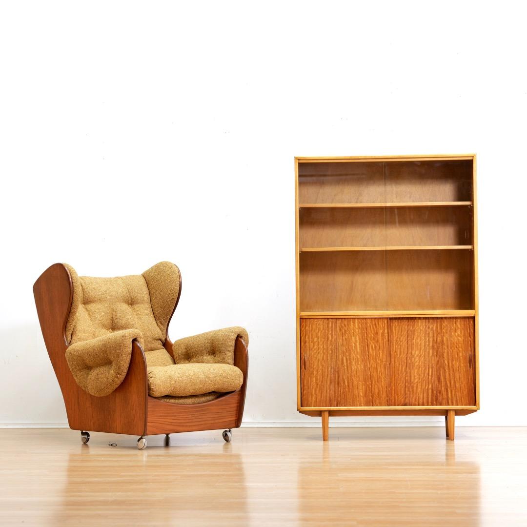 Mid-Century moderno Mid Century China Cabinet by Herbert E. Gibbs in vendita