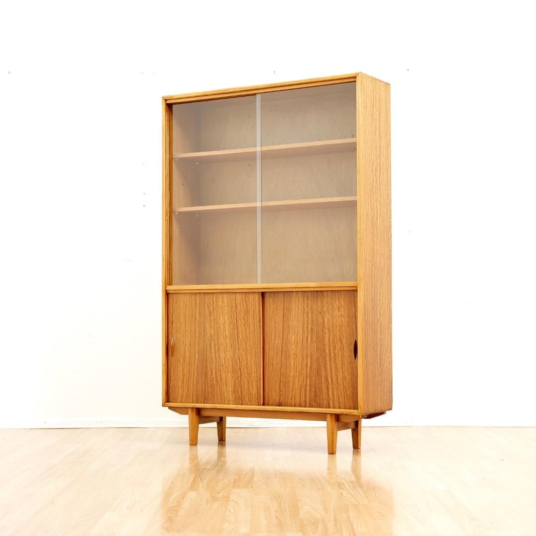 Britannico Mid Century China Cabinet by Herbert E. Gibbs in vendita