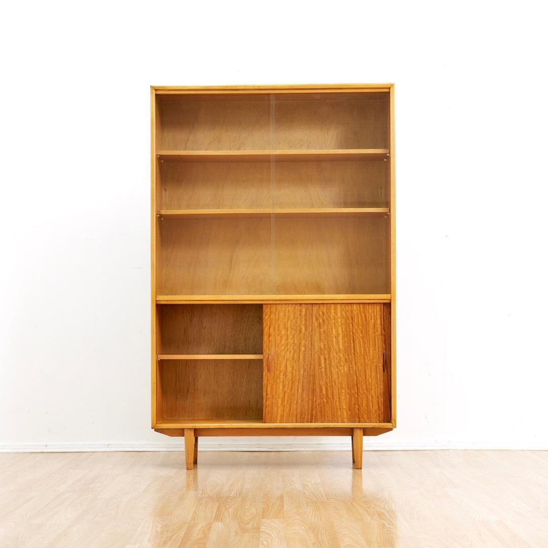 Mid Century China Cabinet by Herbert E. Gibbs In condizioni buone in vendita a Los Angeles, CA