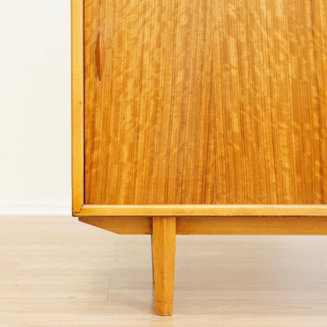 Vetro Mid Century China Cabinet by Herbert E. Gibbs in vendita