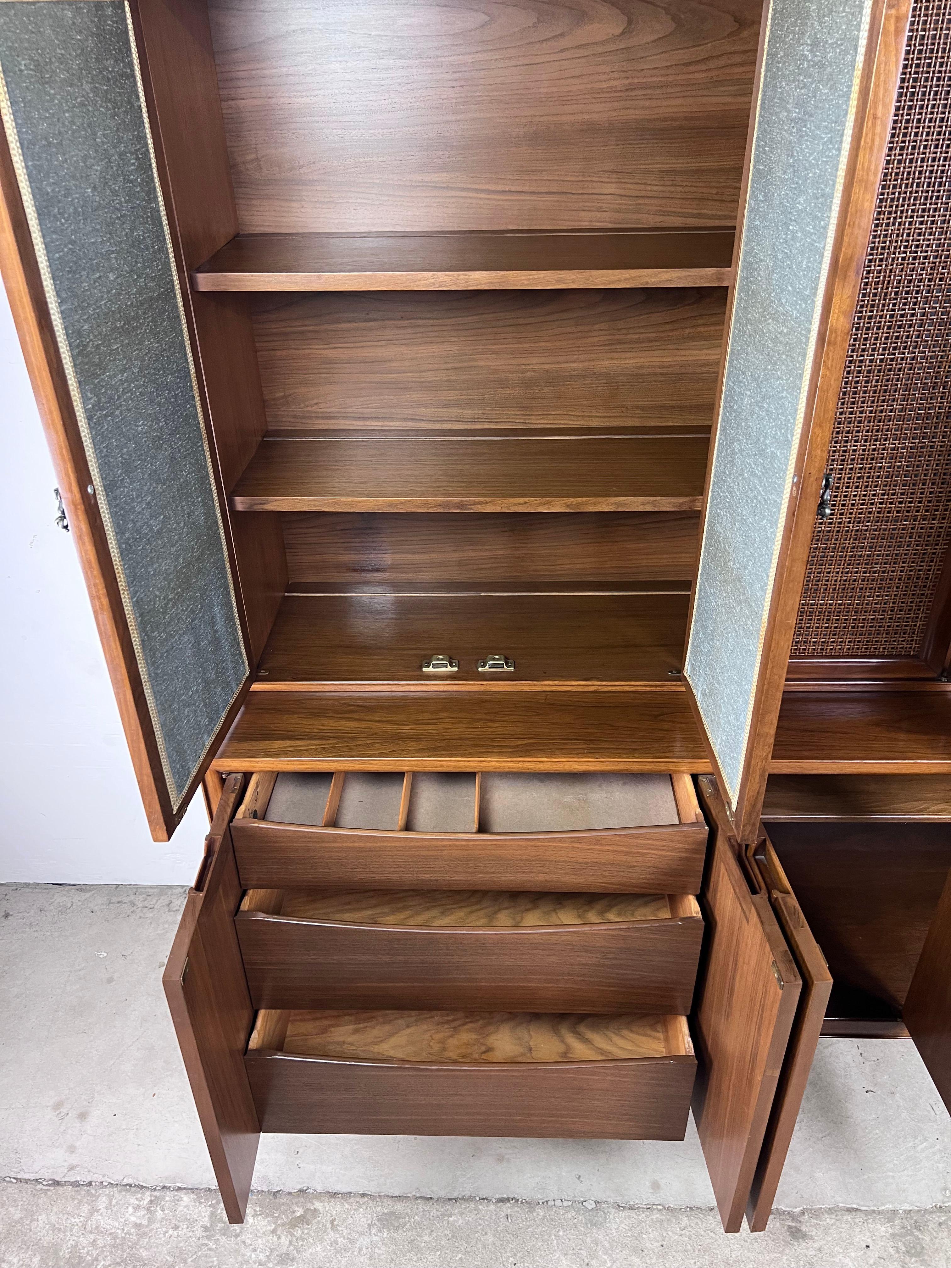 Mid-Century China Cabinet from Janus Collection by John Stuart for Mt Airy In Excellent Condition For Sale In Freehold, NJ