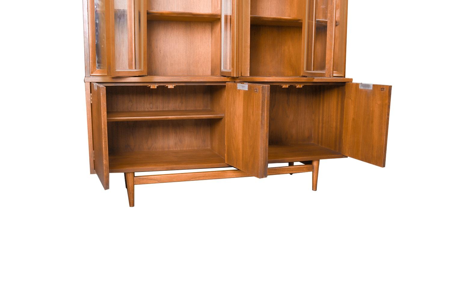 Mid-Century China Cabinet Hutch American of Martinsville In Good Condition In Baltimore, MD