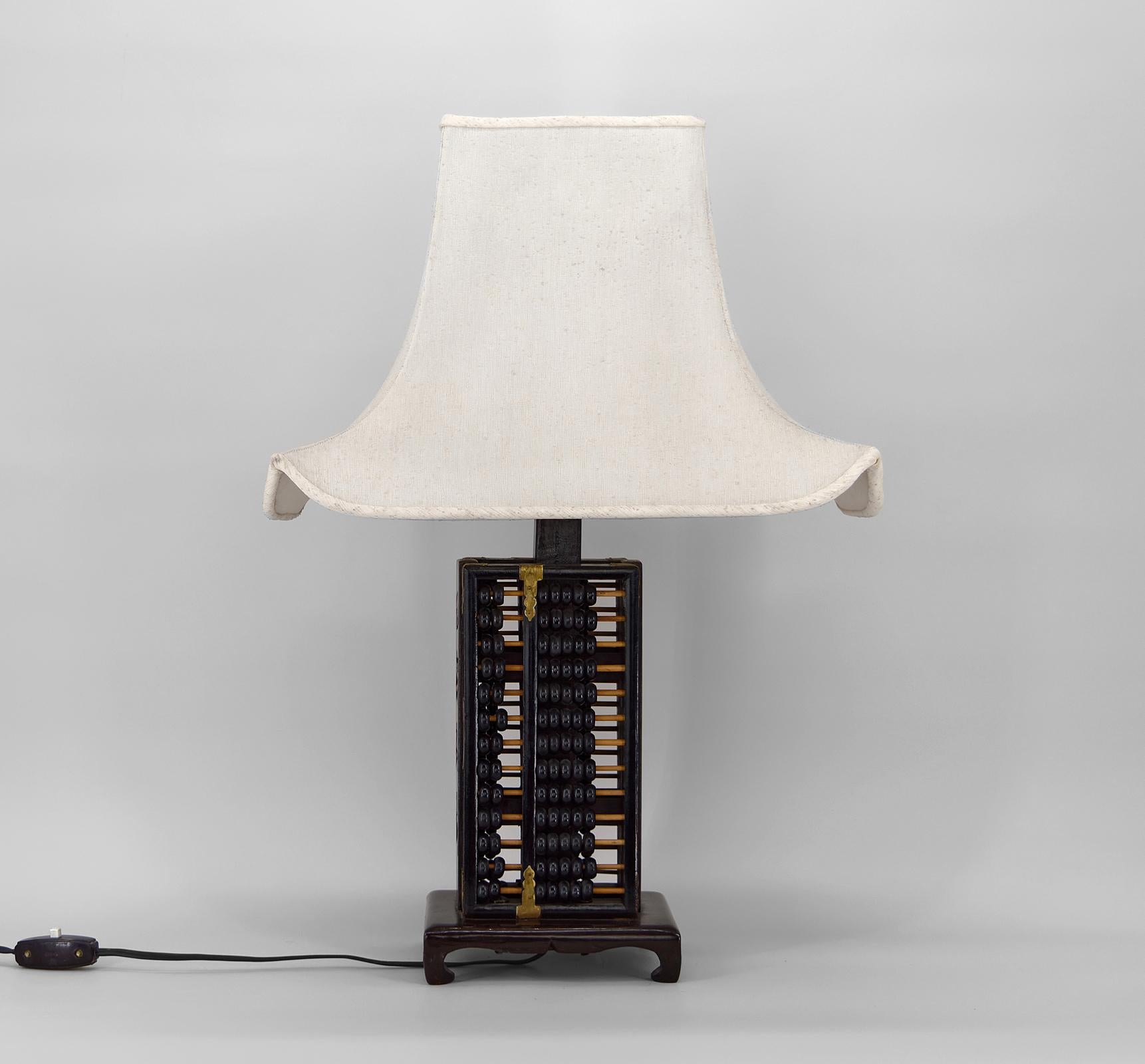 Old vintage Chinese abacus / Suanpan / chinese calculator from the 50s/60s, mounted as a lamp.
Shade with raised corners, pagoda style, reminiscent of the roofs of temples in the Far East.

Chinoiserie / Chinese Export, China, circa 1950.

In