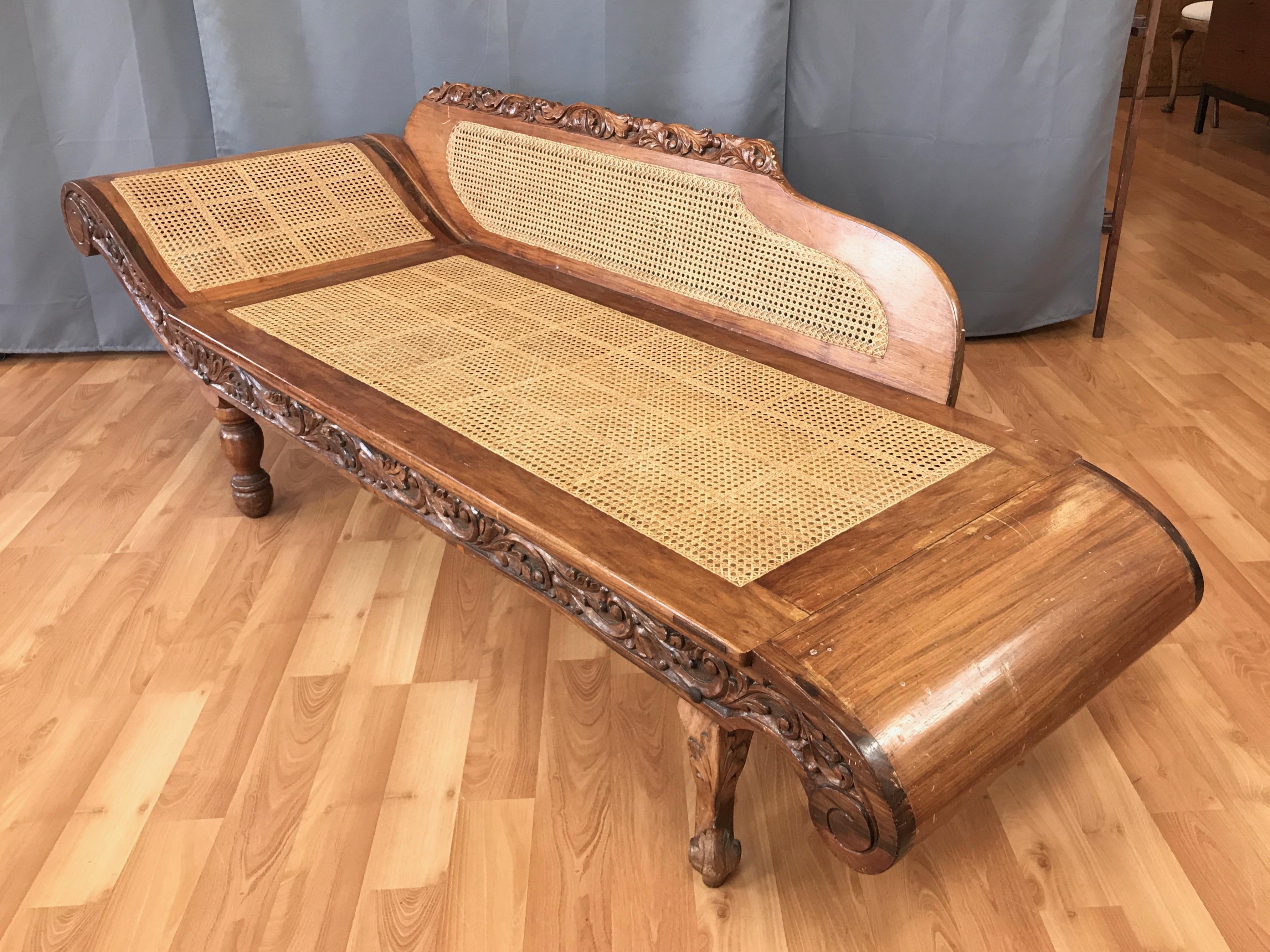 Mid-Century Chinese Annatto Wood and Rattan Daybed or Chaise Lounge (Mitte des 20. Jahrhunderts)