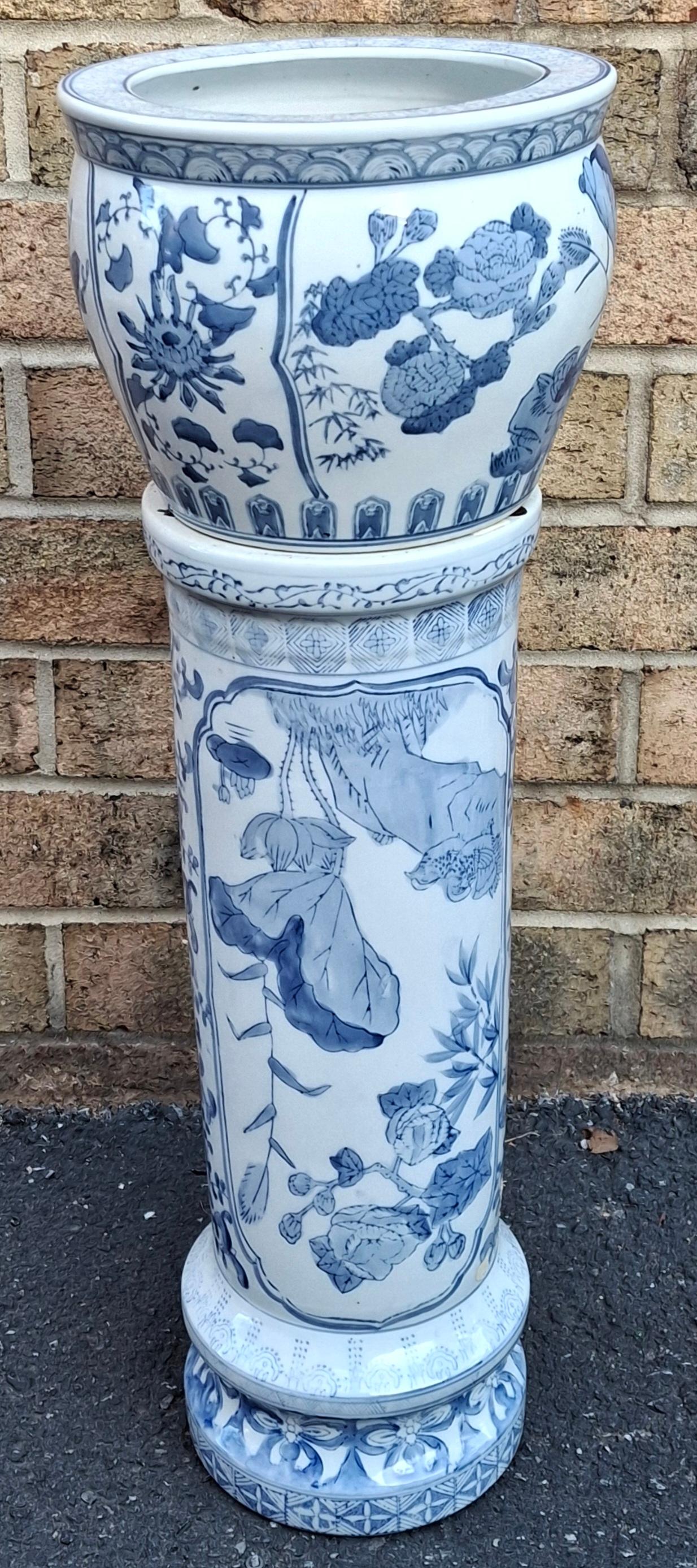 Vaso e piedistallo in porcellana cinese blu e bianca della metà del secolo, un set In condizioni buone in vendita a Germantown, MD