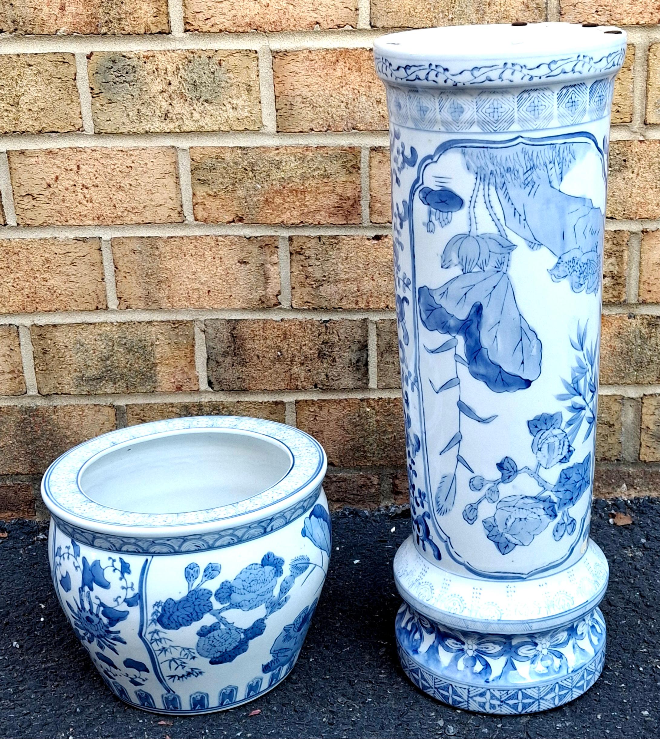 XX secolo Vaso e piedistallo in porcellana cinese blu e bianca della metà del secolo, un set in vendita