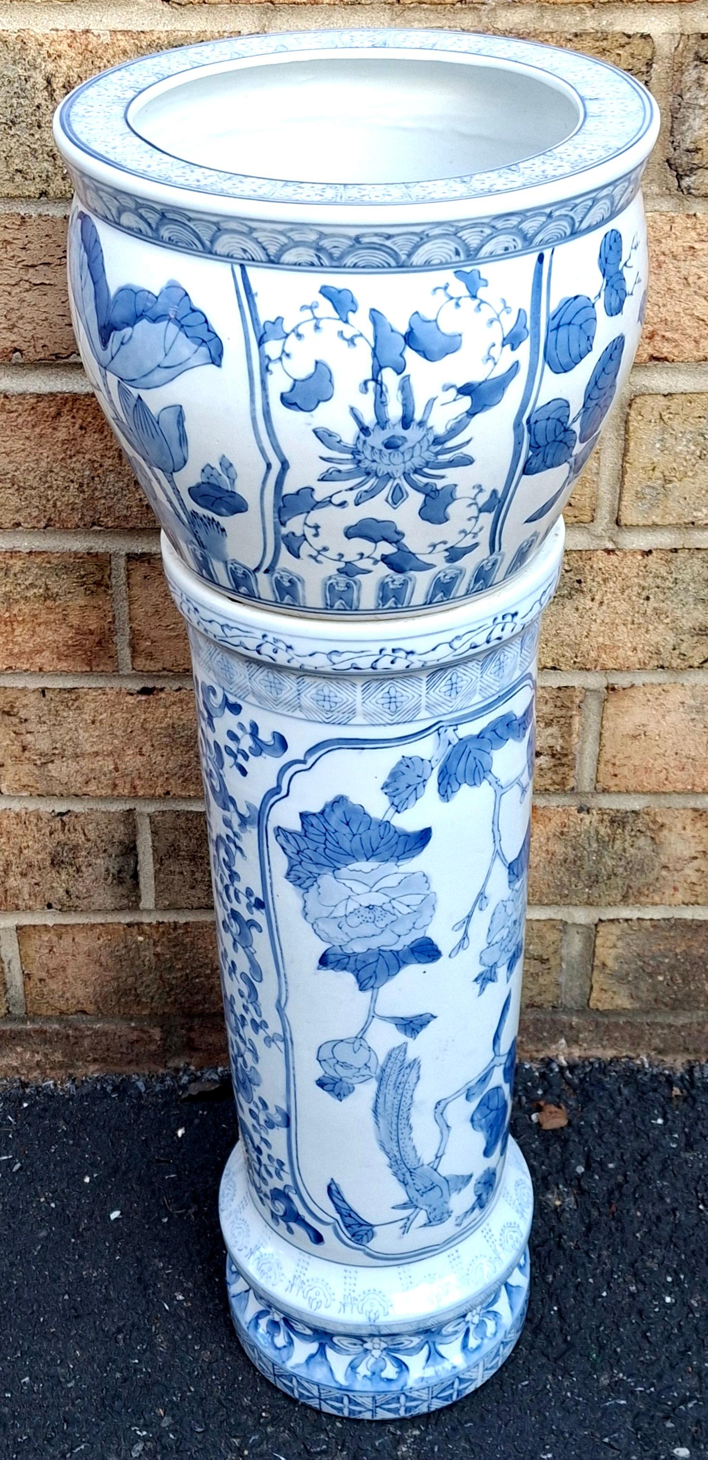 Un set di vasi / jardiniere in porcellana cinese bianca e blu, detti anche vasi a cineserie, con un pdestal abbinato. Questo set  Il piedistallo in porcellana e il vaso/giardiniera abbinato sono caratterizzati da disegni blu cobalto su sfondo