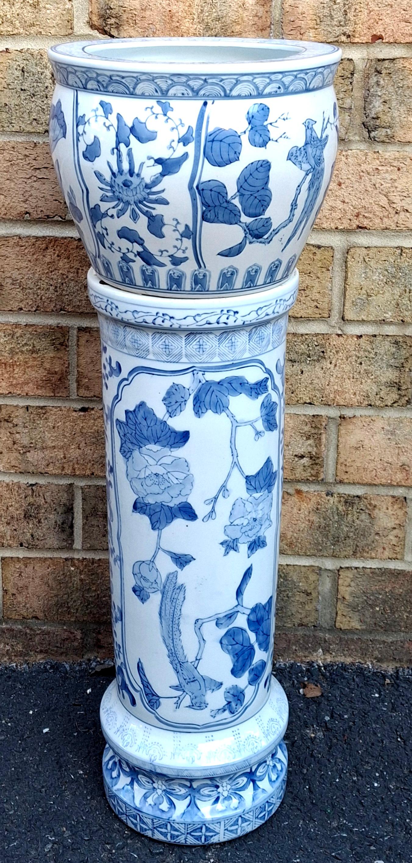 Esportazione cinese Vaso e piedistallo in porcellana cinese blu e bianca della metà del secolo, un set in vendita