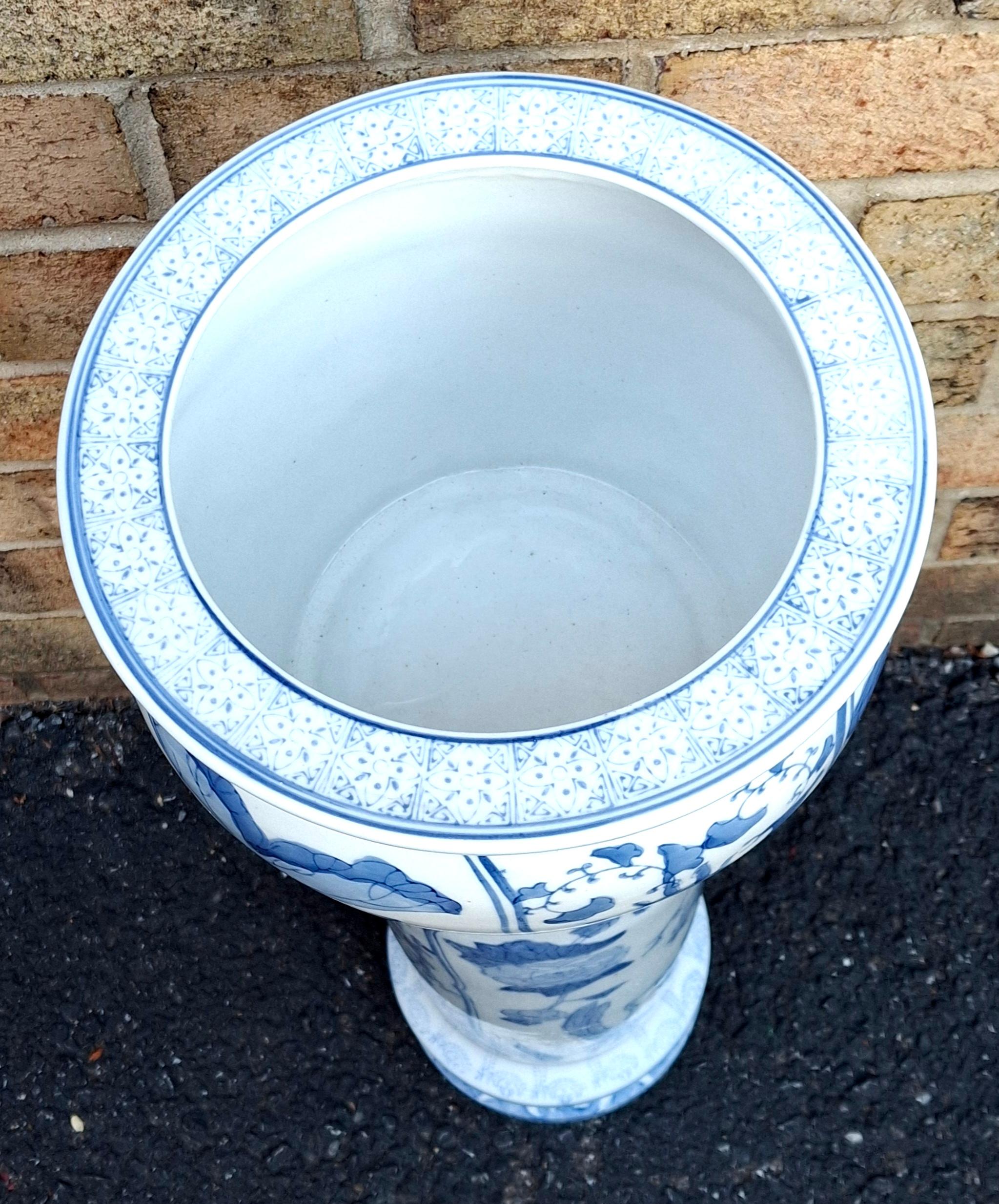 Cinese Vaso e piedistallo in porcellana cinese blu e bianca della metà del secolo, un set in vendita