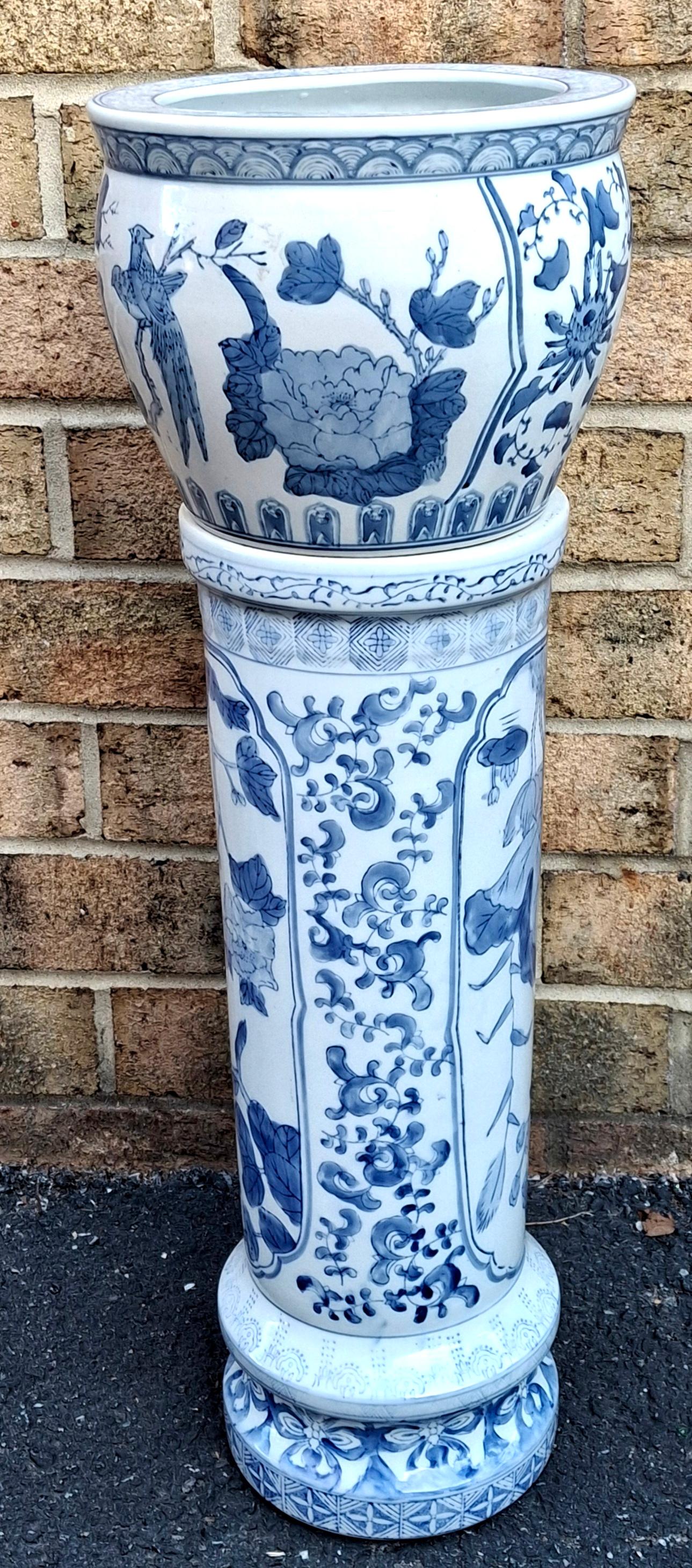 Smaltato Vaso e piedistallo in porcellana cinese blu e bianca della metà del secolo, un set in vendita