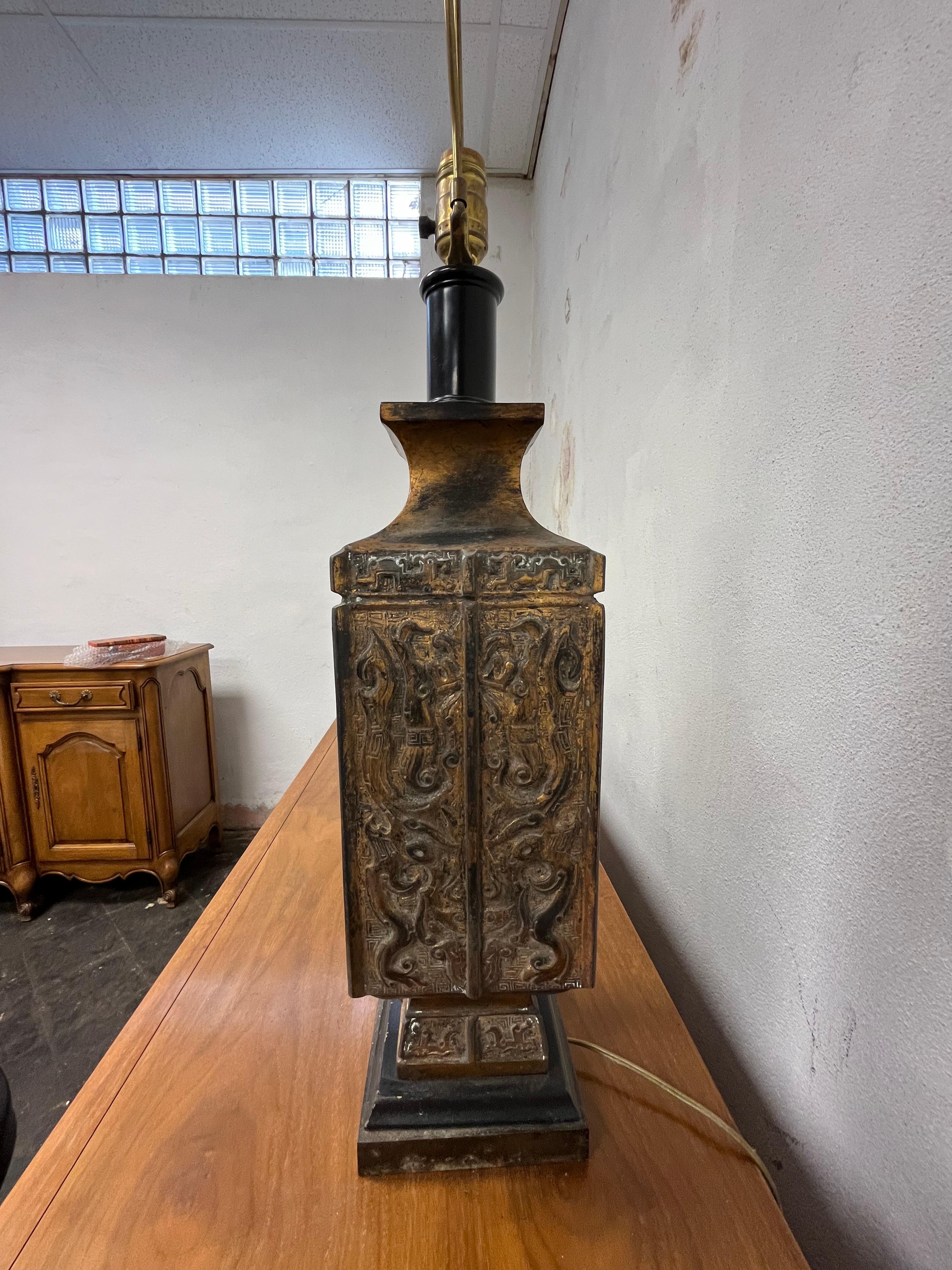 Lámpara de Bronce Chinoiserie de Mediados de Siglo Estilo James Mont en venta 4