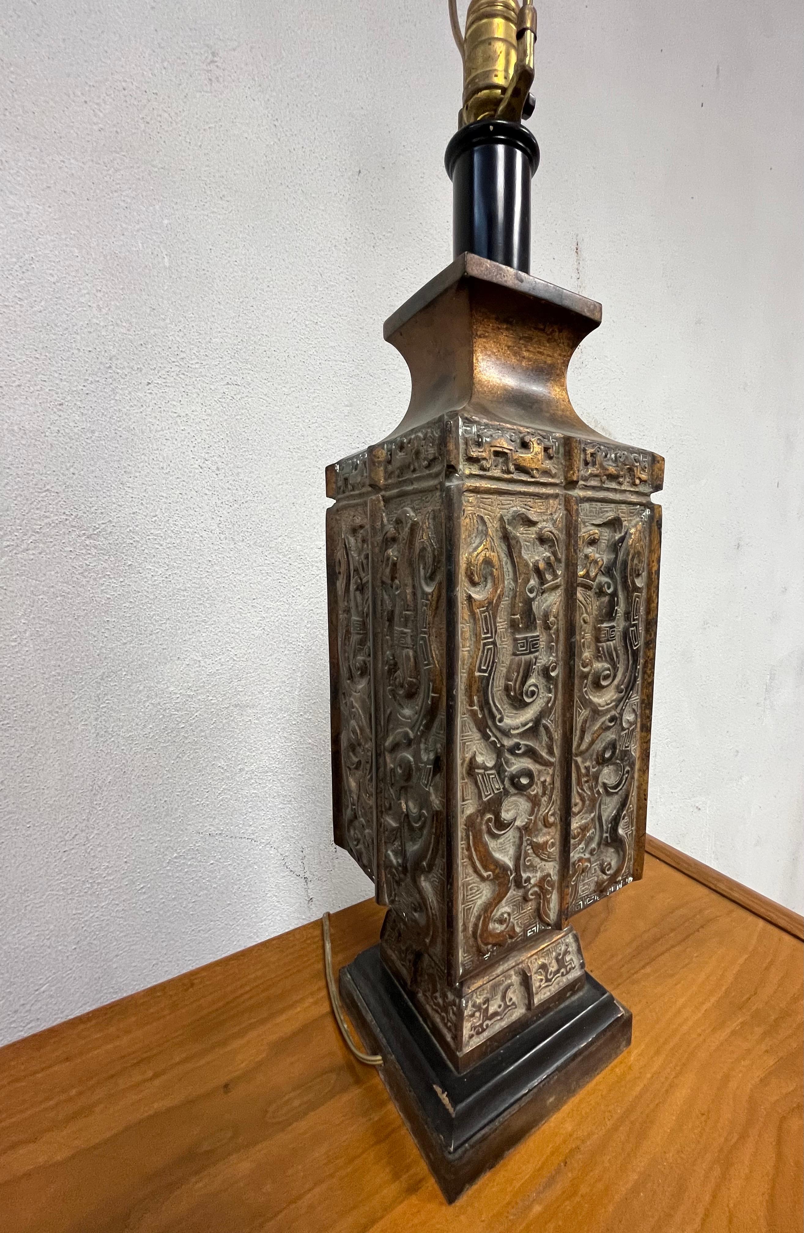 Lámpara de Bronce Chinoiserie de Mediados de Siglo Estilo James Mont en venta 5