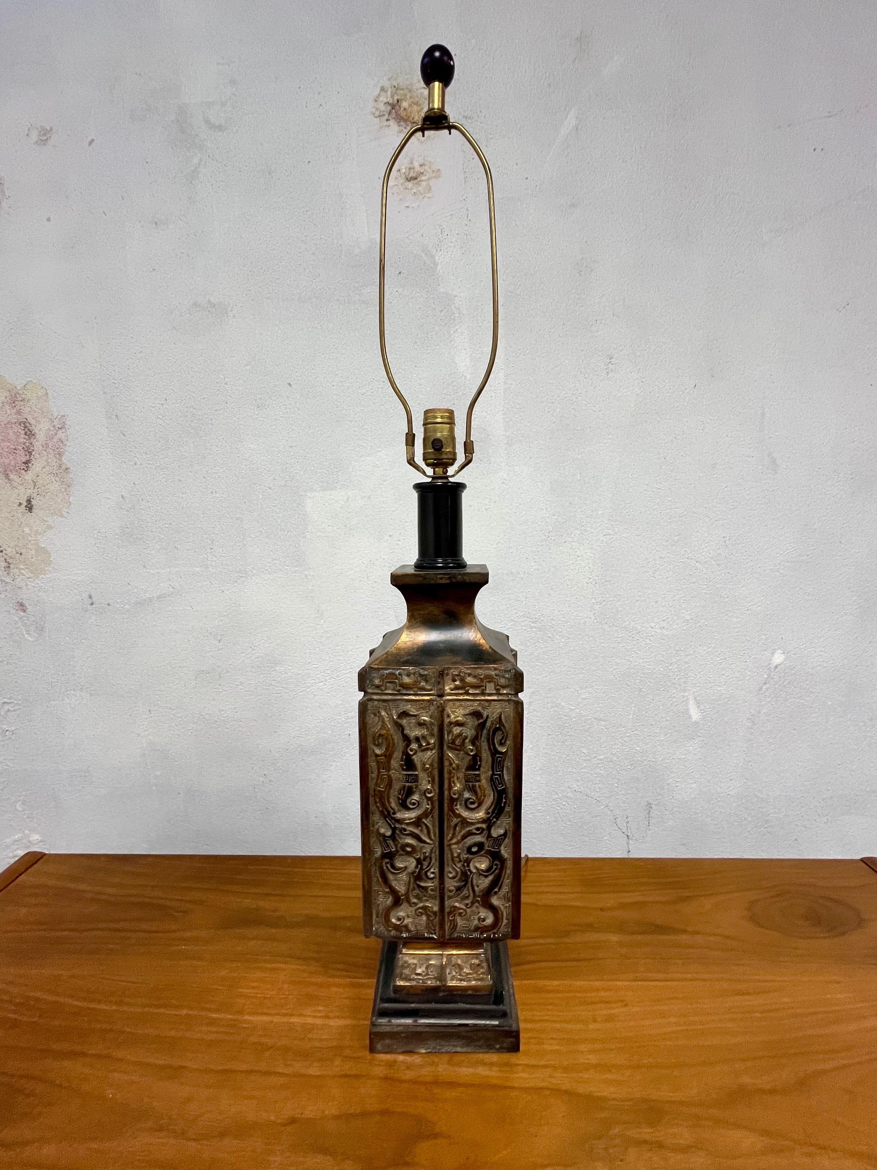 Impresionante lámpara china de bronce de mediados de siglo. Al estilo de James Mont. Pesado. Hermosos detalles profundos en el diseño. 