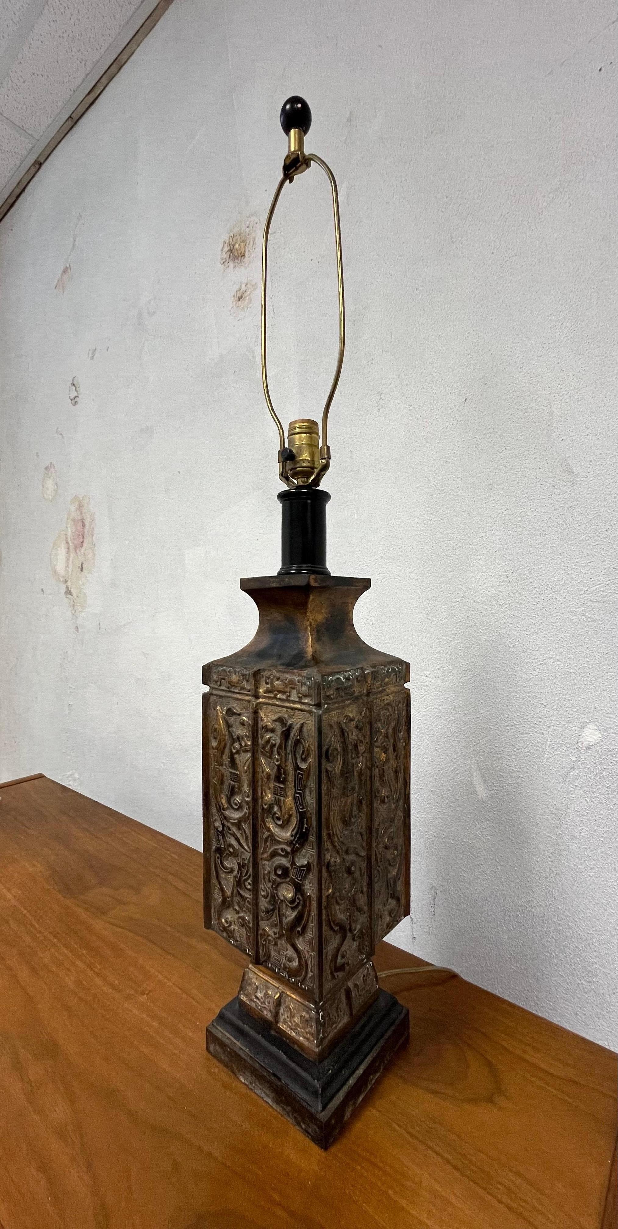 Lámpara de Bronce Chinoiserie de Mediados de Siglo Estilo James Mont Desconocido en venta