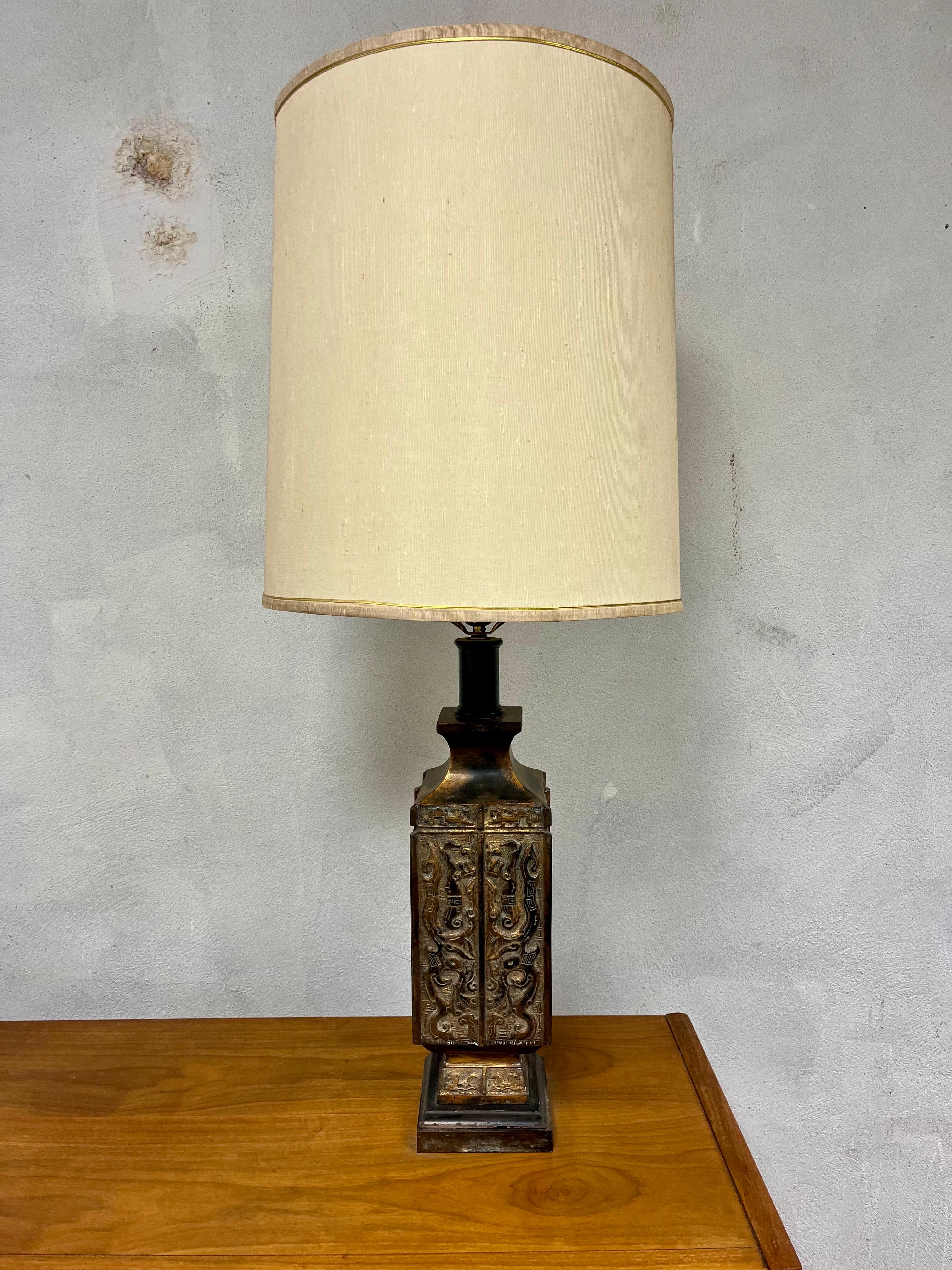 Lámpara de Bronce Chinoiserie de Mediados de Siglo Estilo James Mont siglo XX en venta