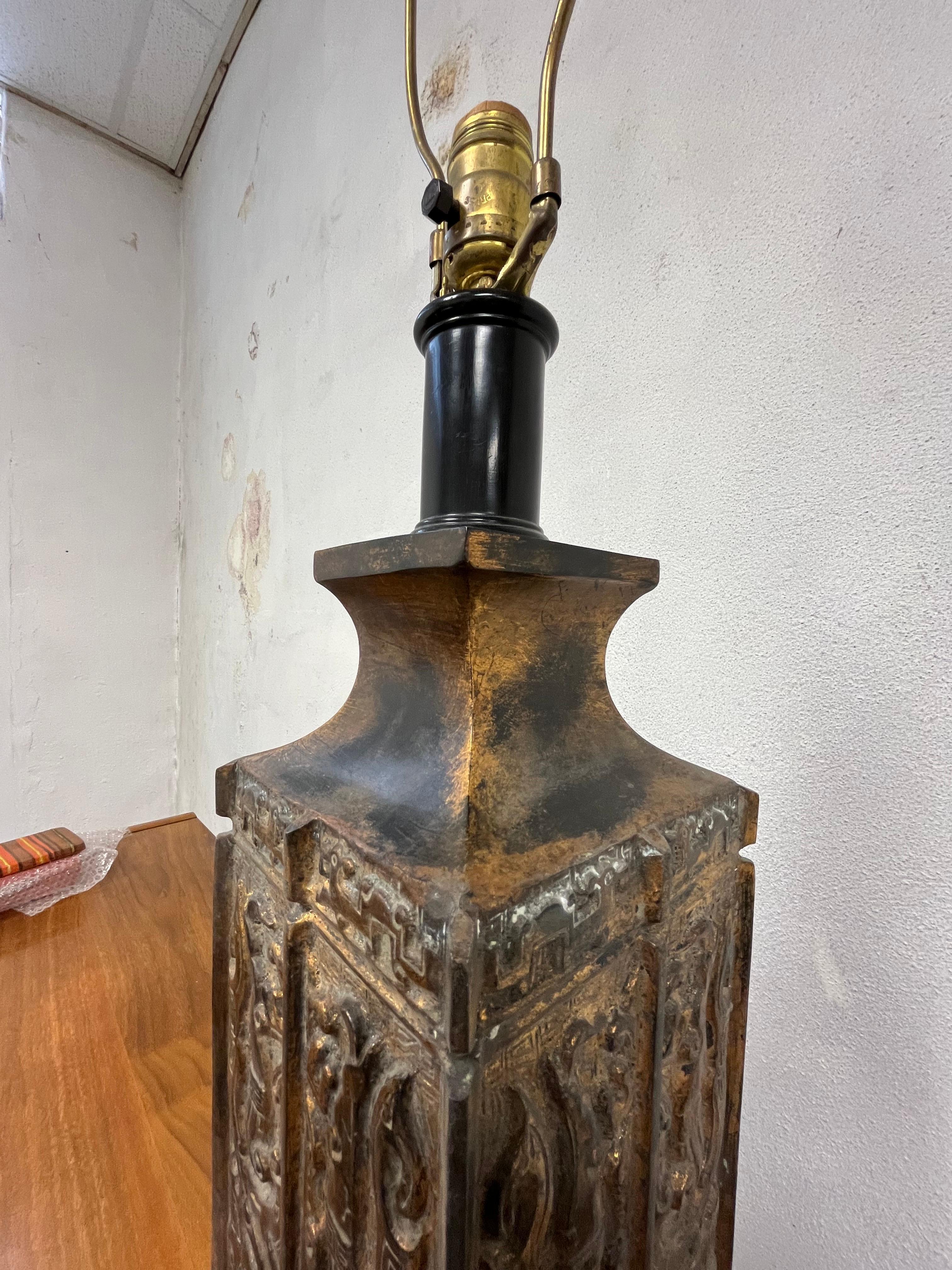 Lámpara de Bronce Chinoiserie de Mediados de Siglo Estilo James Mont en venta 3