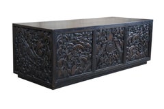 Chinesischer geschnitzter Mahagoni-Konsolenschrank Chinoiserie 52" aus der Mitte des Jahrhunderts
