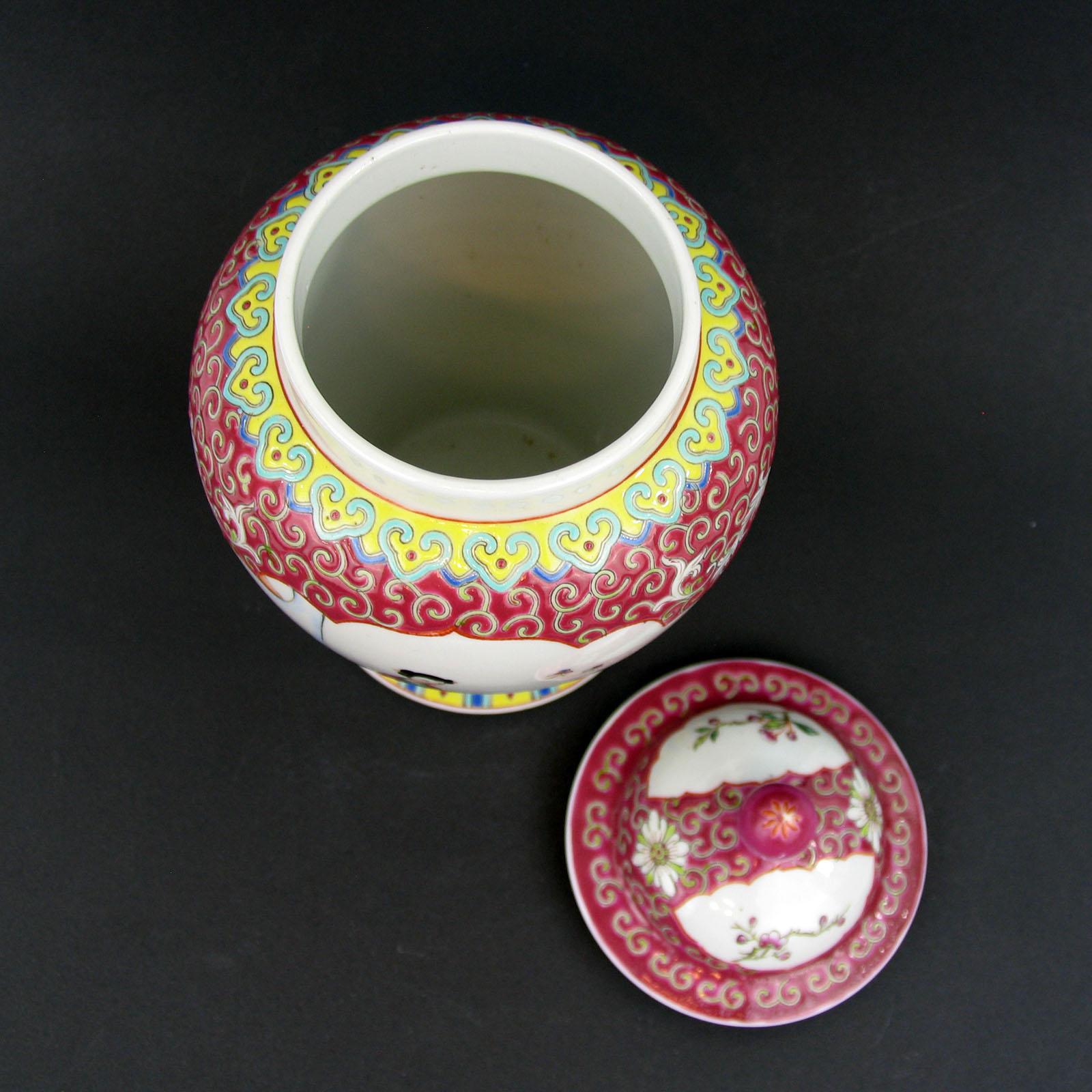 Mid-Century Chinese Ceramic Urn with Lid, Jiangxi In Excellent Condition For Sale In Bochum, NRW