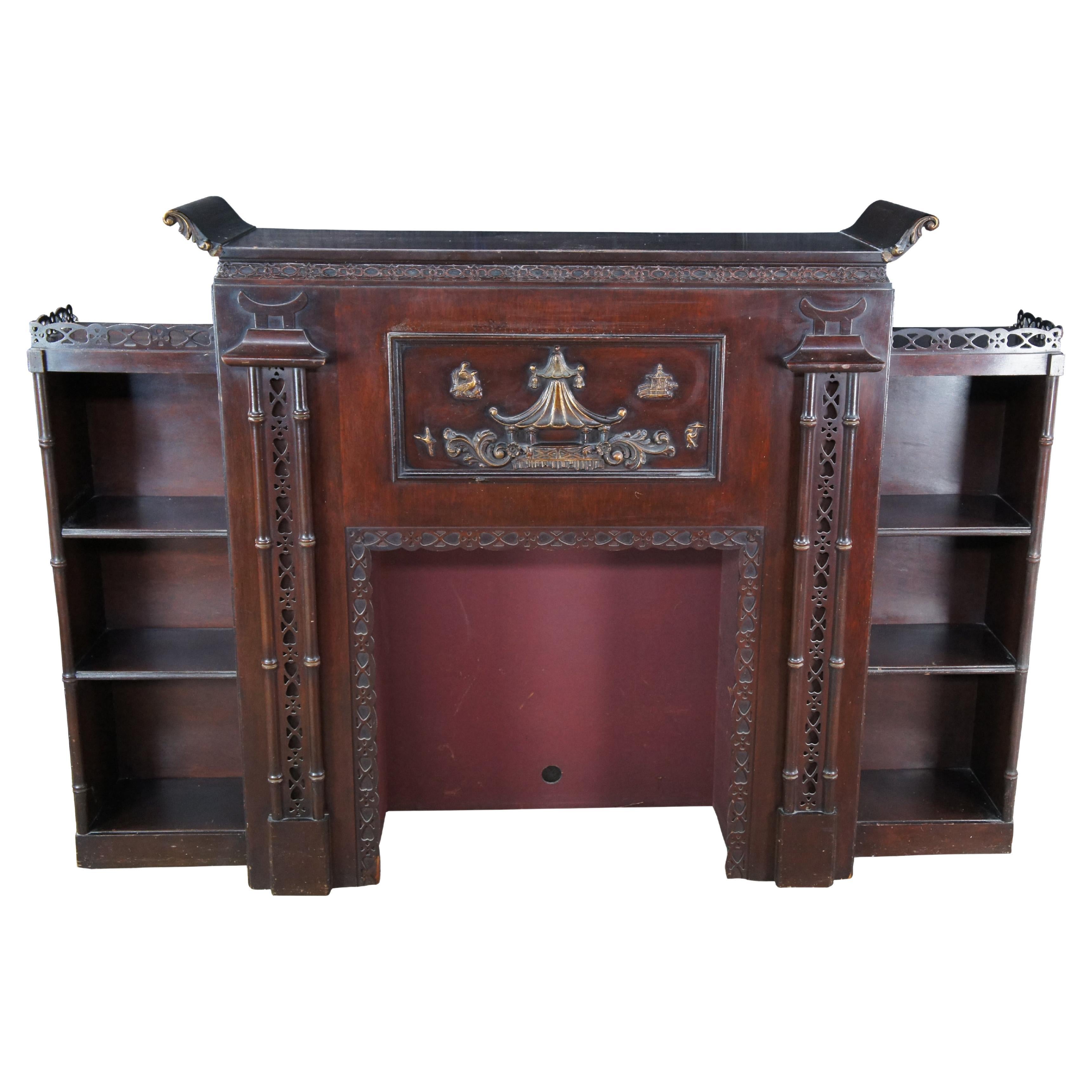 Mid Century Chinese Chippendale Mahagoni Kamin Mantel Bücherregal Sekretär 70" im Angebot