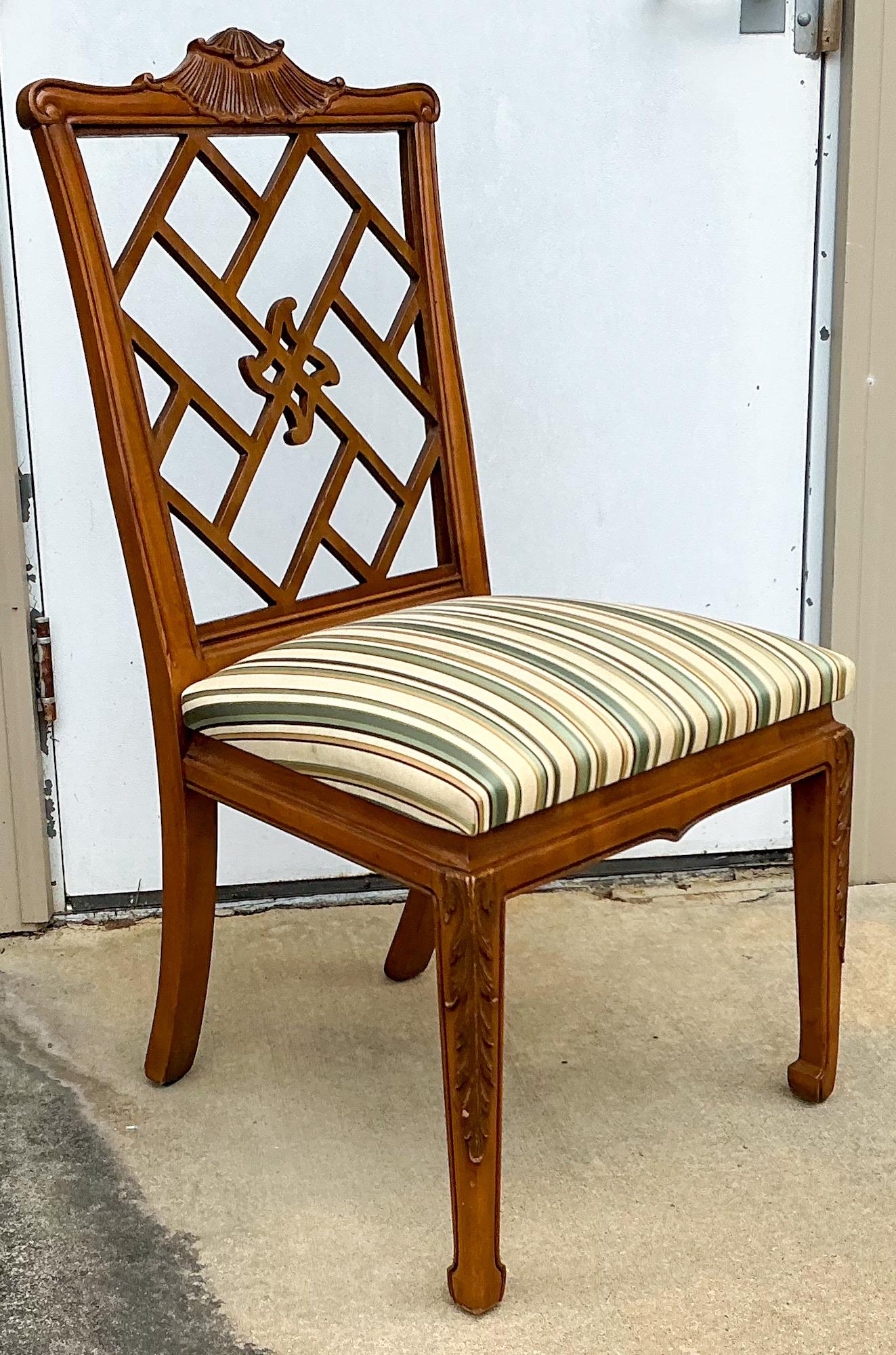 Mitte des Jahrhunderts Chinesisch Chippendale Stil geschnitzt Pagode Dining Side Chairs - S/4 im Angebot 3