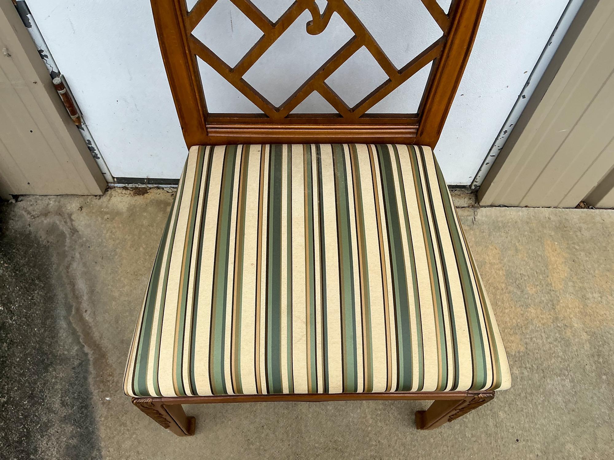 Mitte des Jahrhunderts Chinesisch Chippendale Stil geschnitzt Pagode Dining Side Chairs - S/4 (20. Jahrhundert) im Angebot