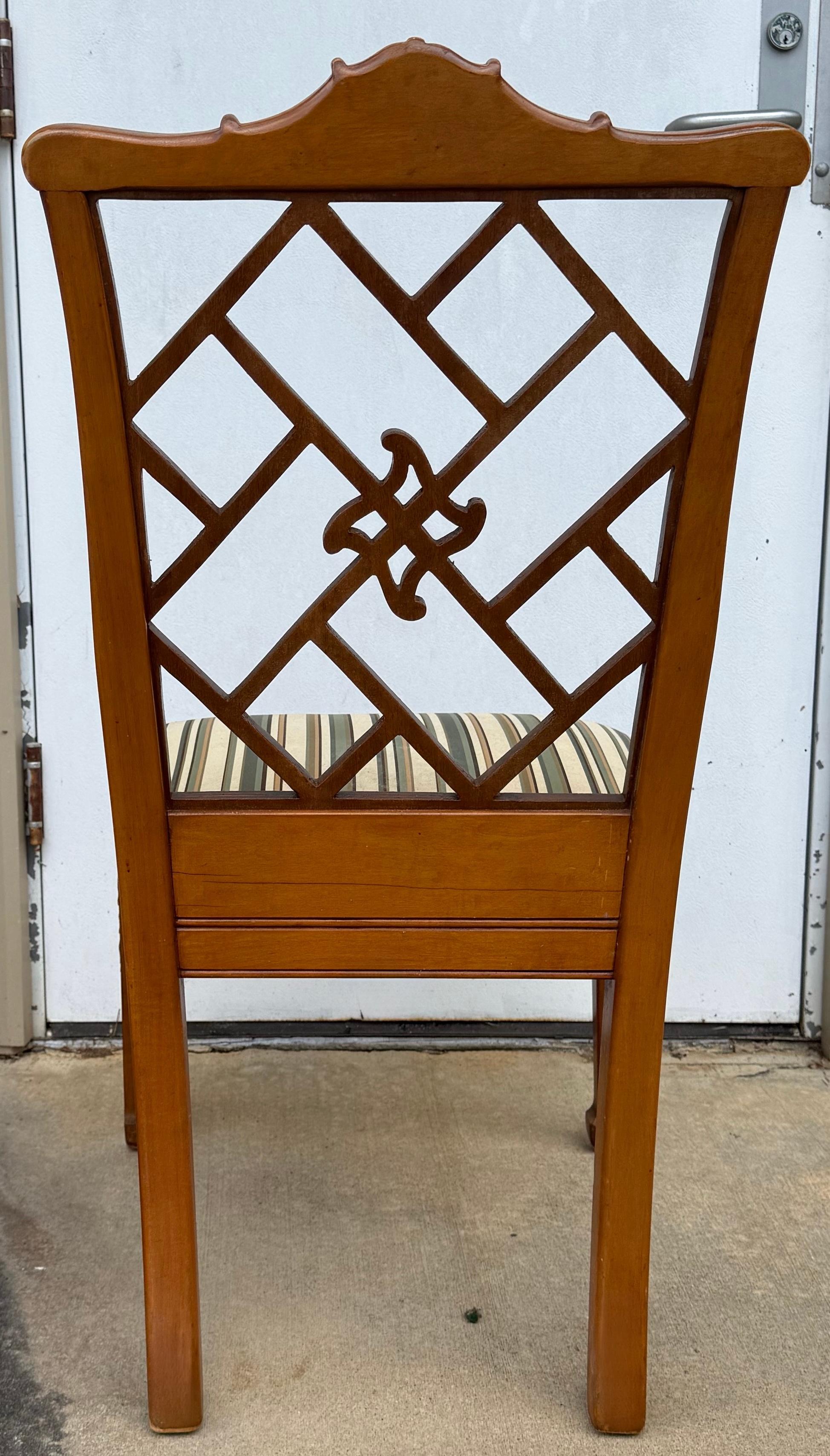 Mitte des Jahrhunderts Chinesisch Chippendale Stil geschnitzt Pagode Dining Side Chairs - S/4 im Angebot 2