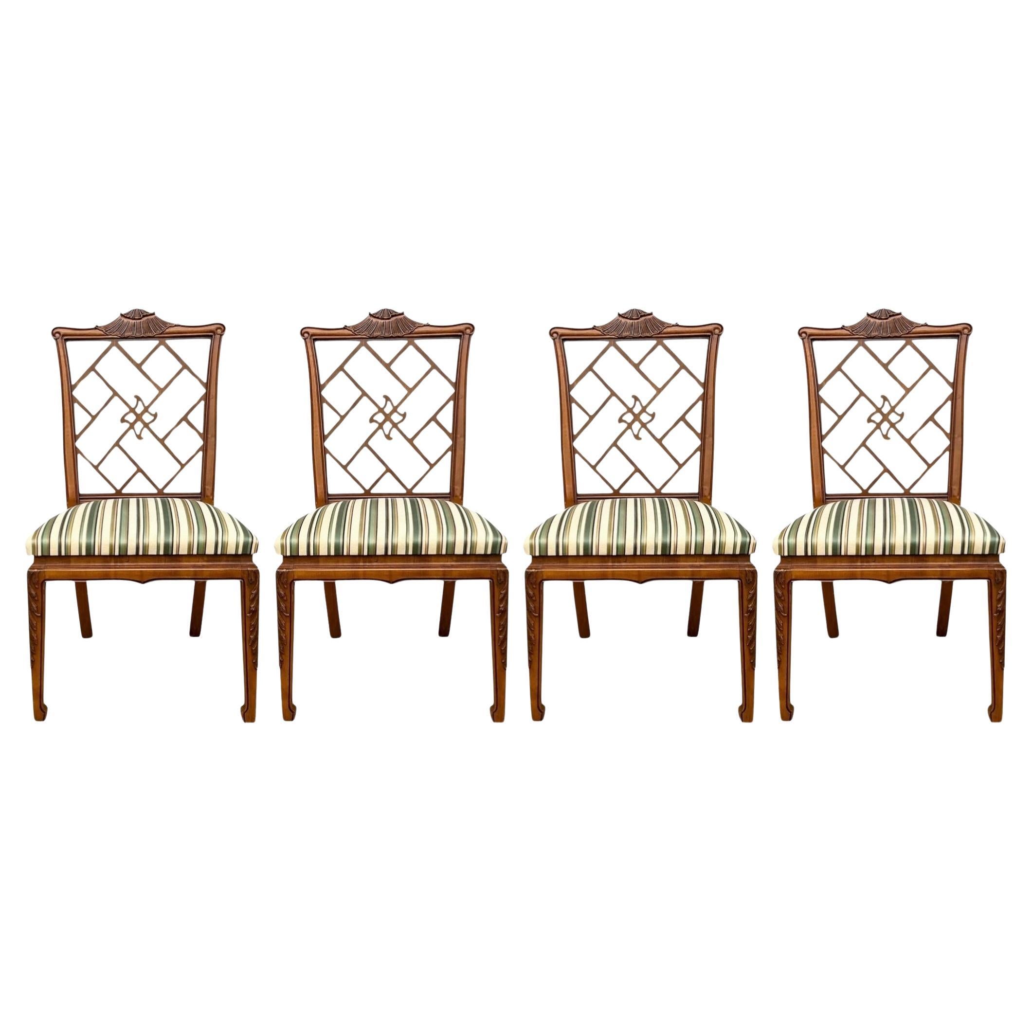 Mitte des Jahrhunderts Chinesisch Chippendale Stil geschnitzt Pagode Dining Side Chairs - S/4 im Angebot