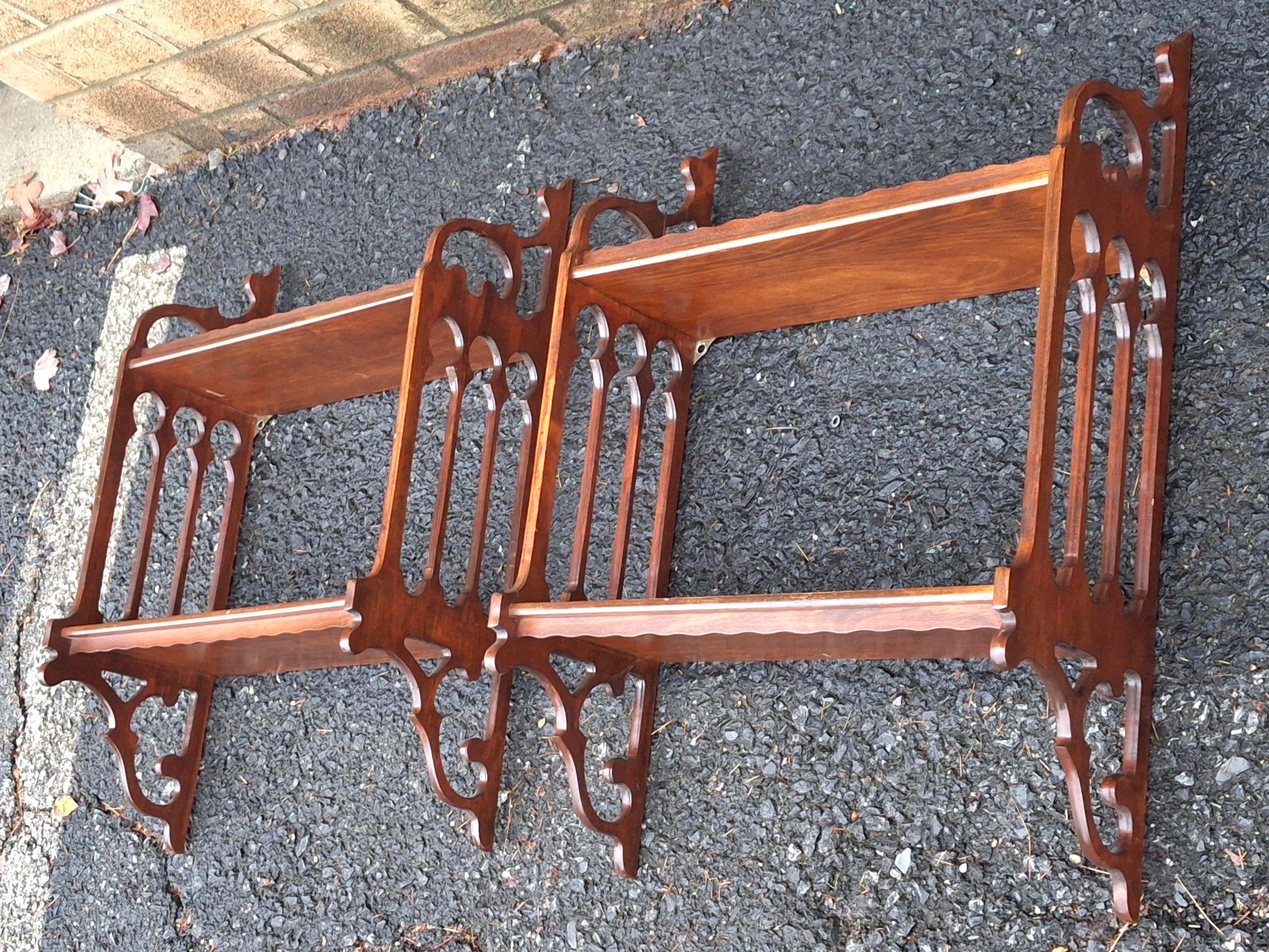 Scaffale da parete in mogano stile Chippendale cinese di metà secolo in vendita 4