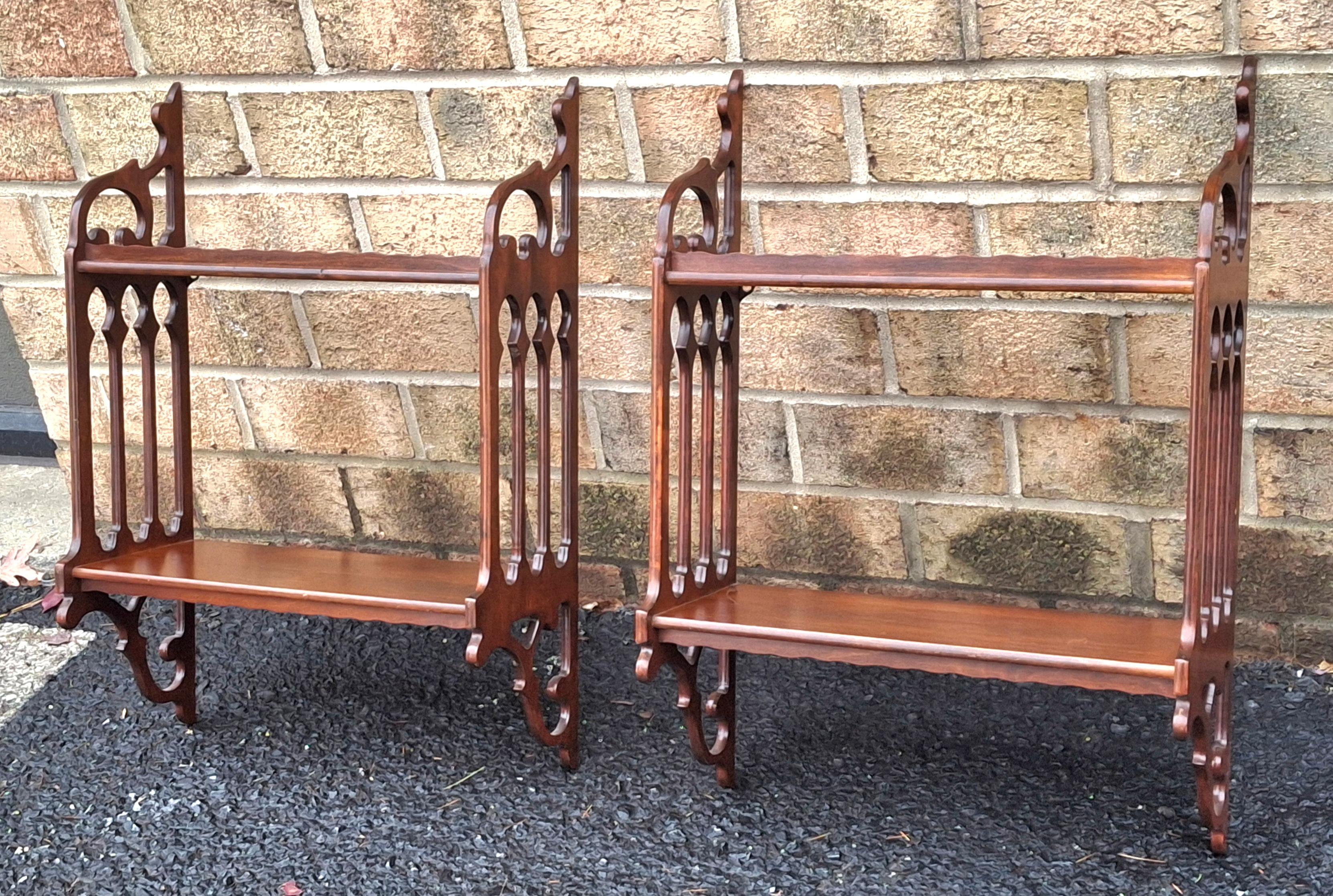 Americano Scaffale da parete in mogano stile Chippendale cinese di metà secolo in vendita