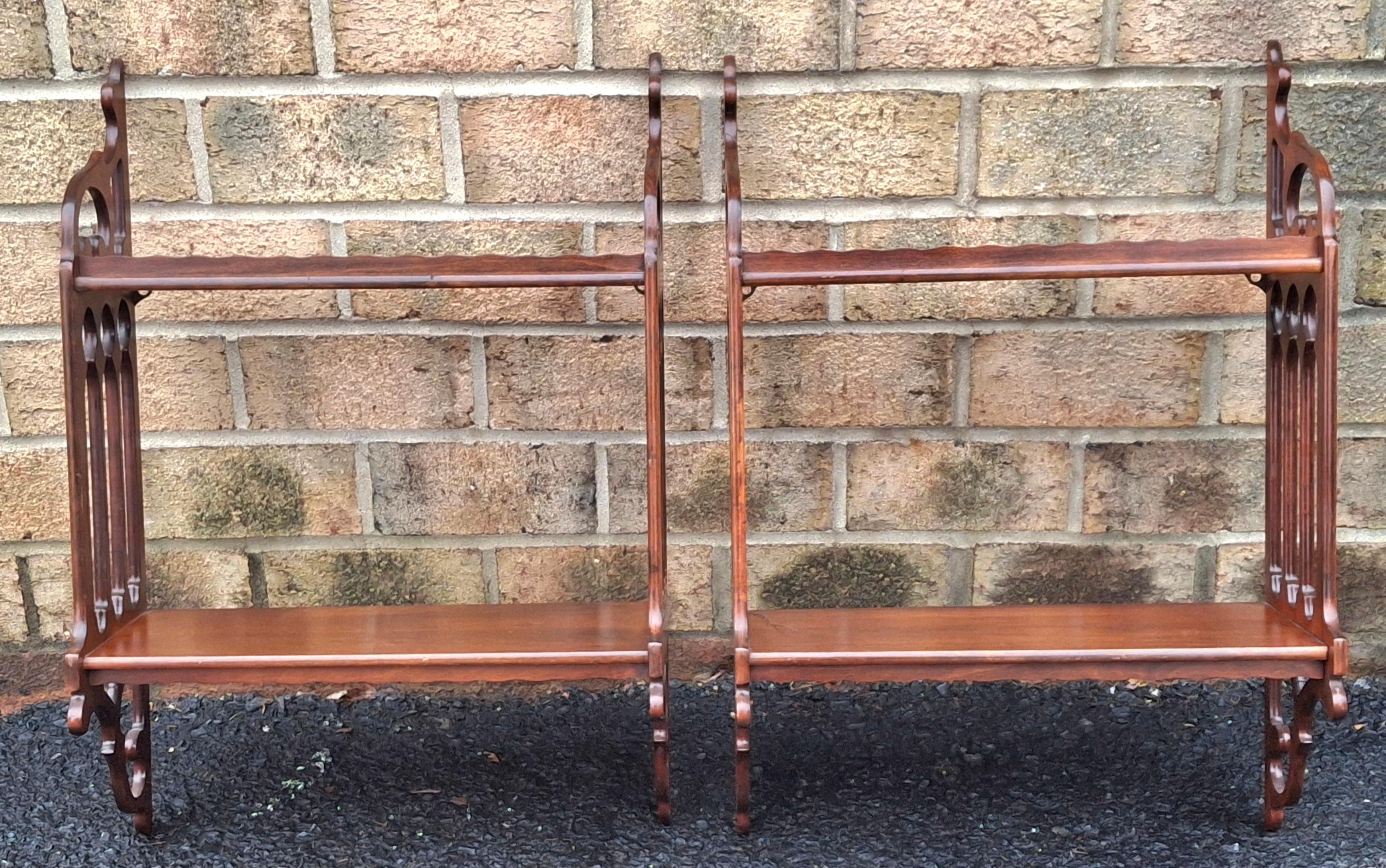 Scaffale da parete in mogano stile Chippendale cinese di metà secolo In condizioni buone in vendita a Germantown, MD