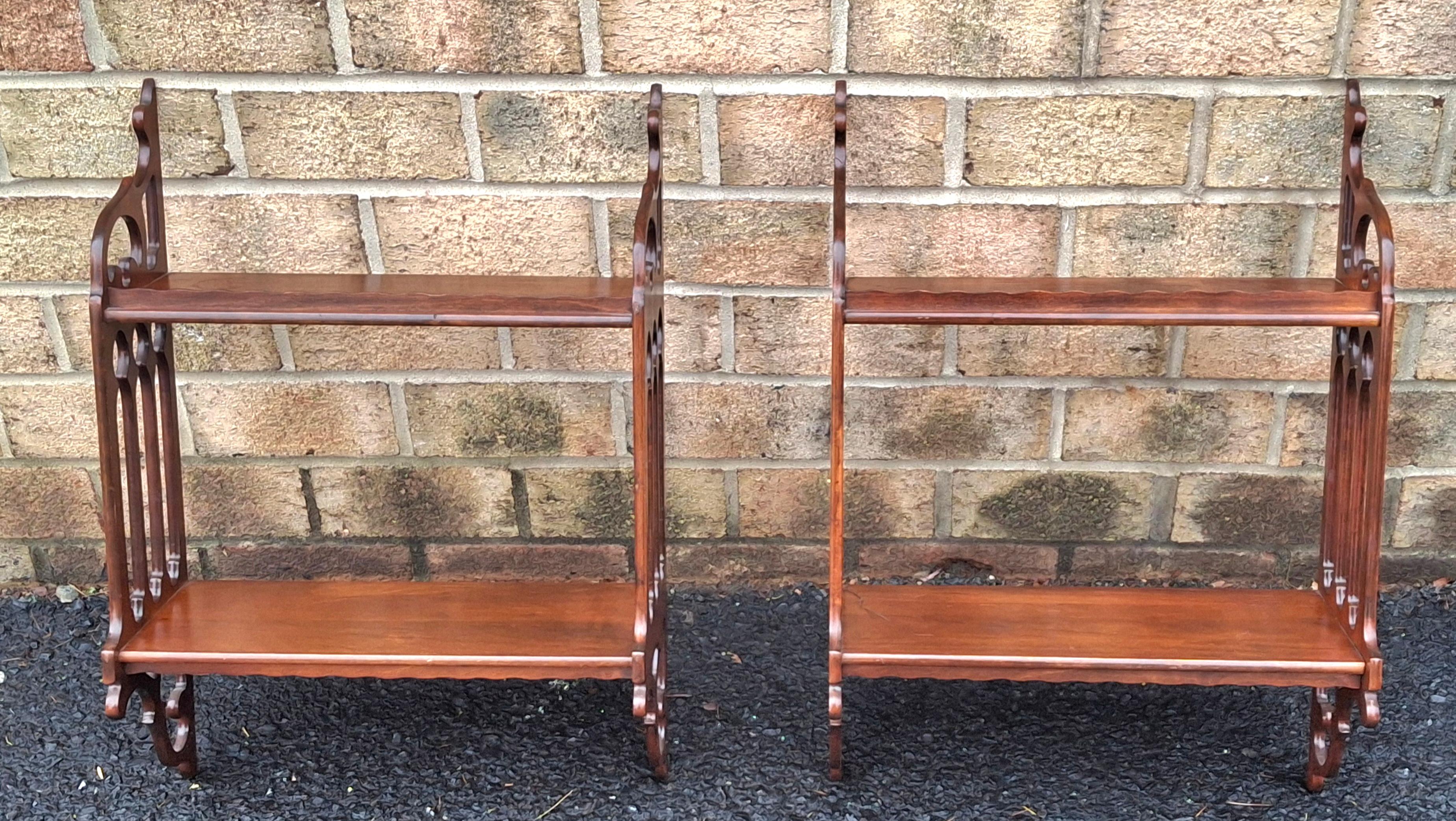 Mogano Scaffale da parete in mogano stile Chippendale cinese di metà secolo in vendita