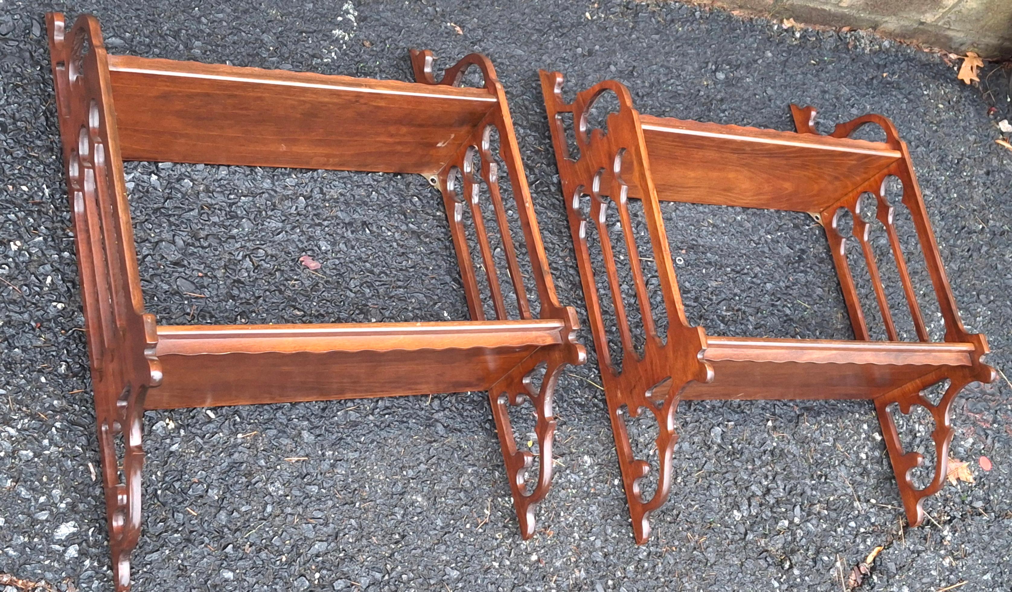 Scaffale da parete in mogano stile Chippendale cinese di metà secolo in vendita 1