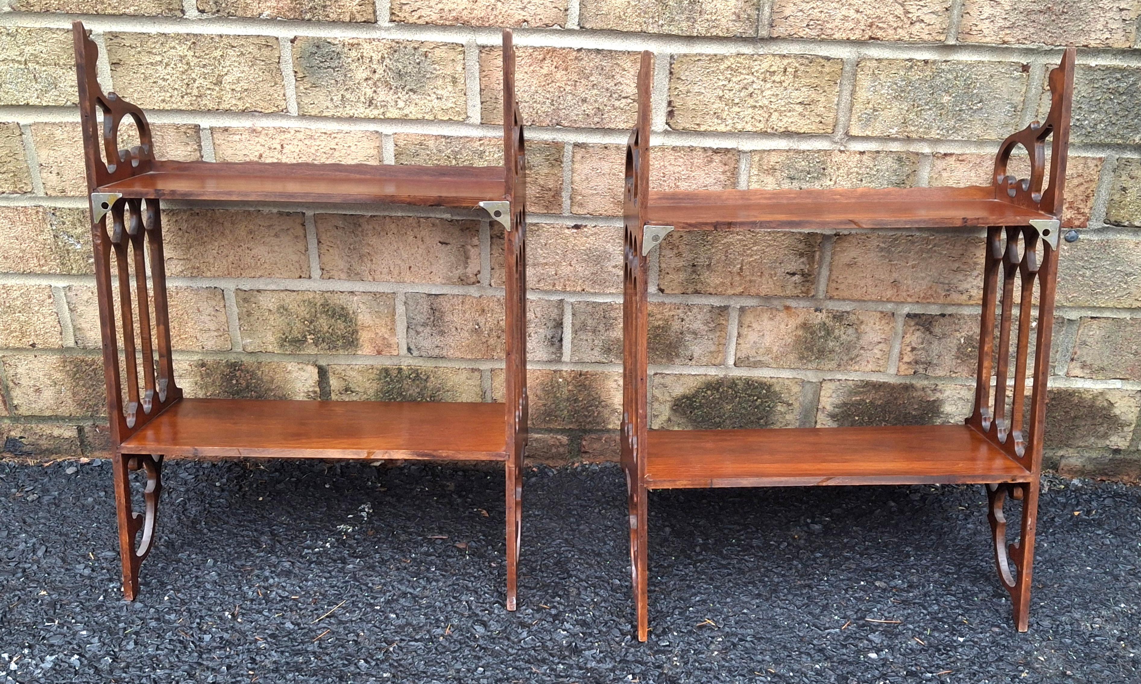 Scaffale da parete in mogano stile Chippendale cinese di metà secolo in vendita 2