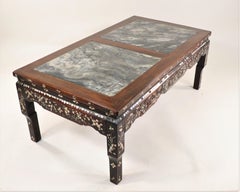 Mesa de centro china de mediados de siglo con incrustaciones de nácar
