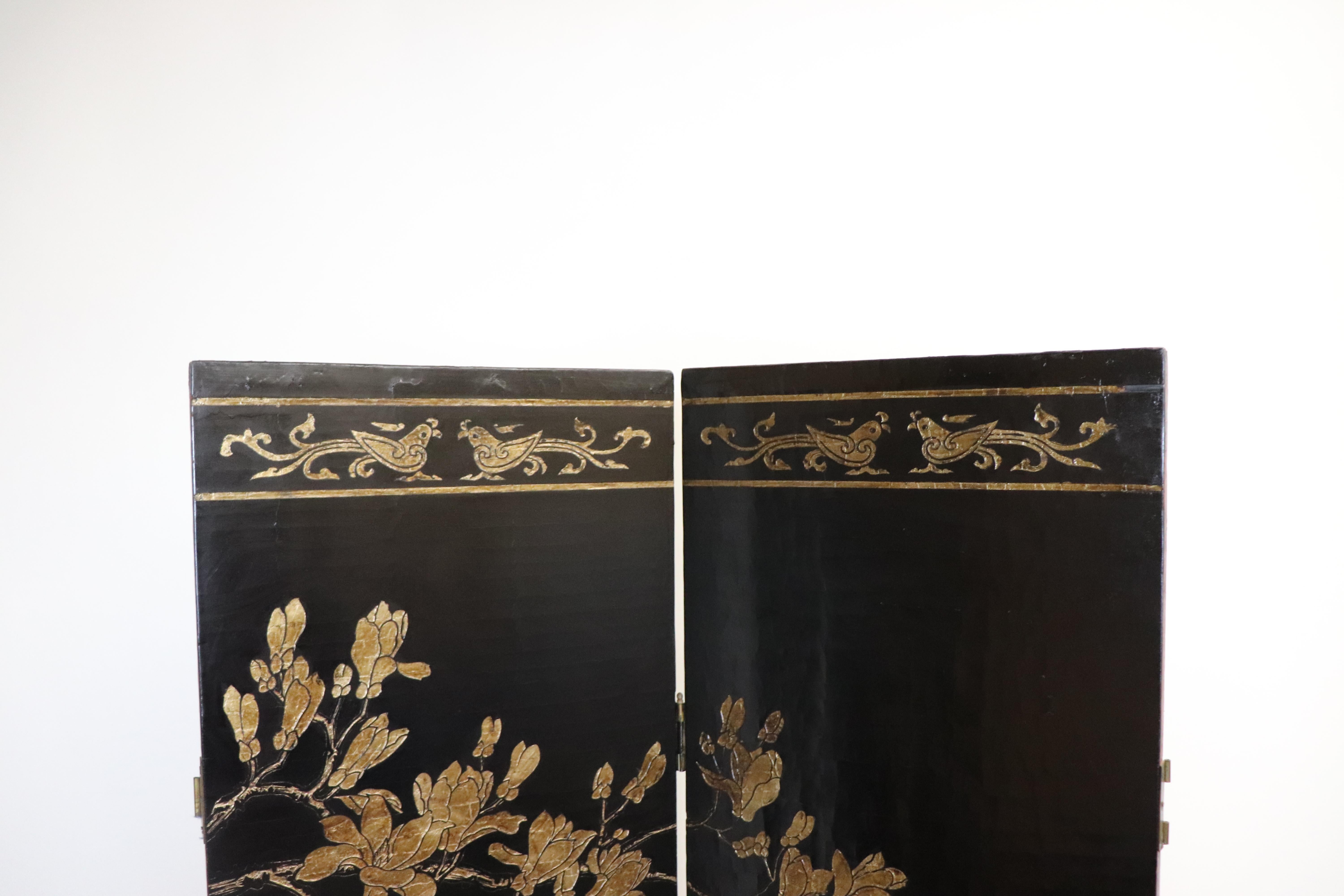 Chinesischer Coromandel-Raumteiler aus der Mitte des Jahrhunderts, schwarz lackiert und vergoldet, achtteilig im Angebot 6