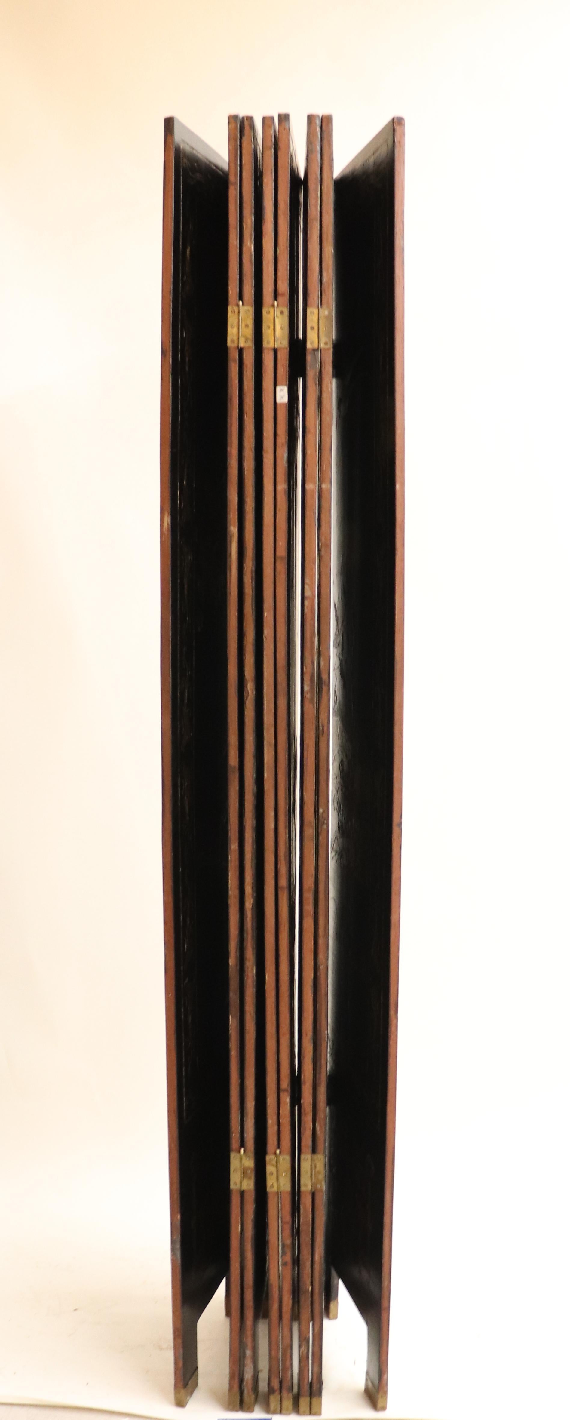 Chinesischer Coromandel-Raumteiler aus der Mitte des Jahrhunderts, schwarz lackiert und vergoldet, achtteilig im Angebot 9