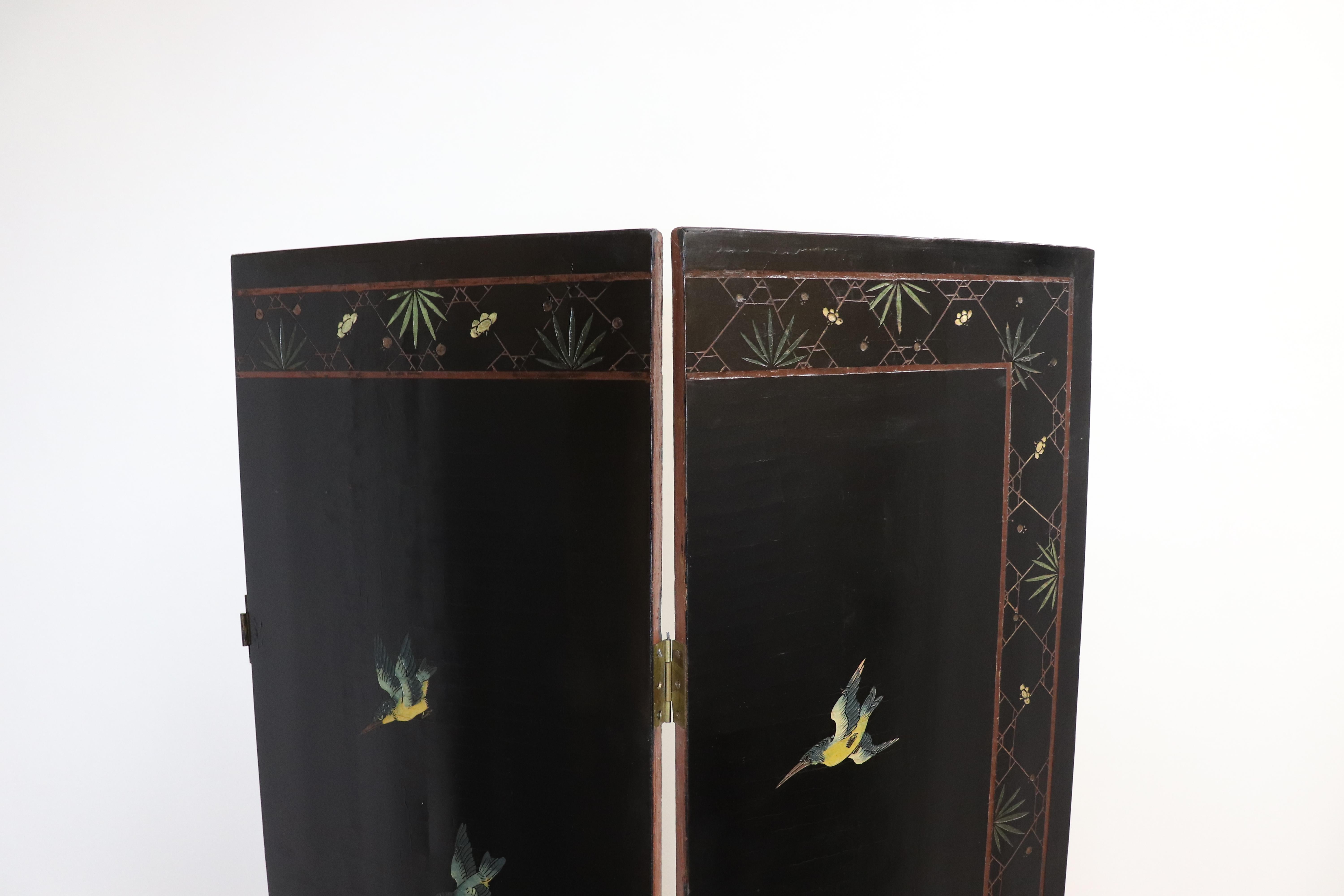 Chinesischer Coromandel-Raumteiler aus der Mitte des Jahrhunderts, schwarz lackiert und vergoldet, achtteilig (Chinoiserie) im Angebot