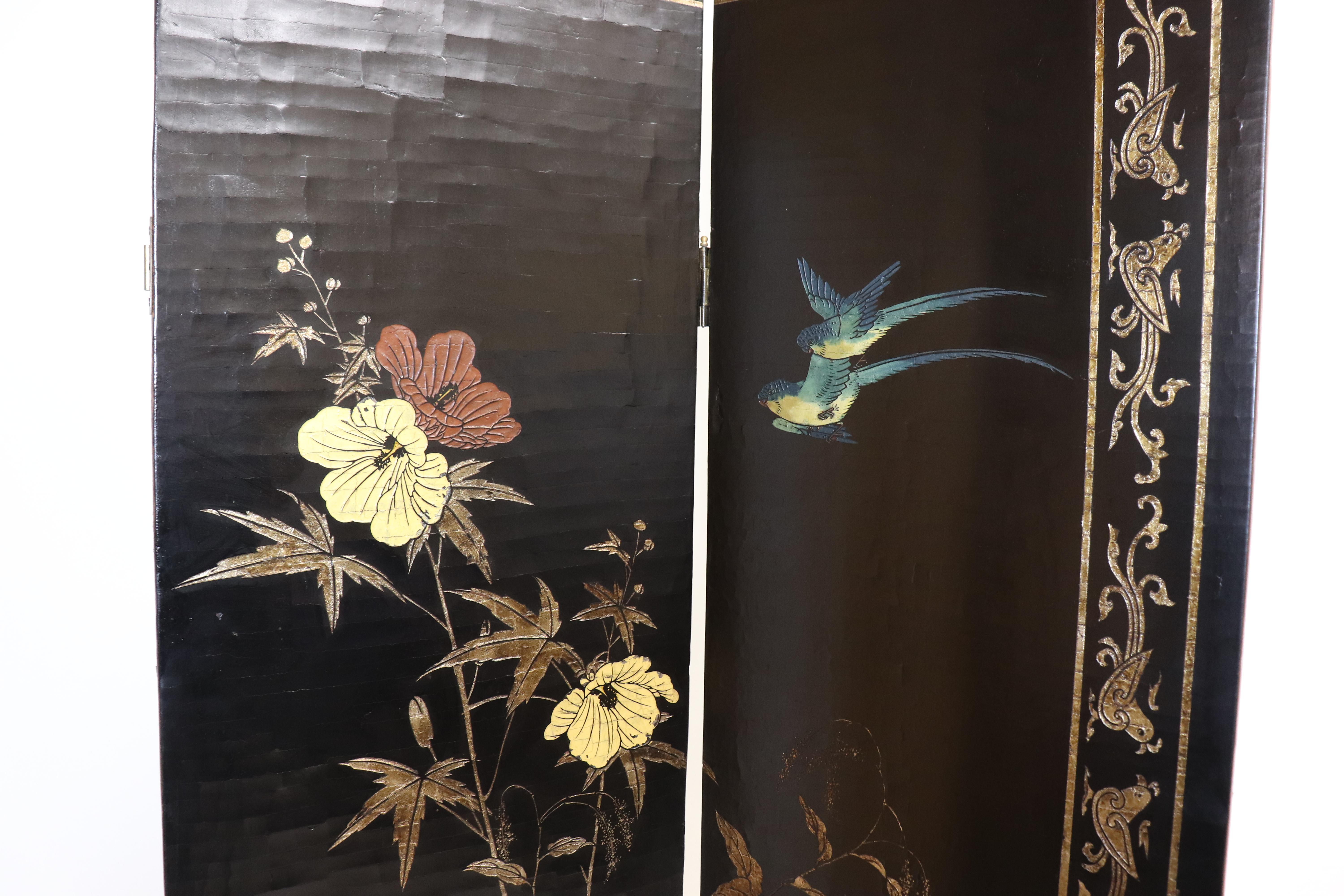 Chinesischer Coromandel-Raumteiler aus der Mitte des Jahrhunderts, schwarz lackiert und vergoldet, achtteilig im Zustand „Gut“ im Angebot in Chicago, IL