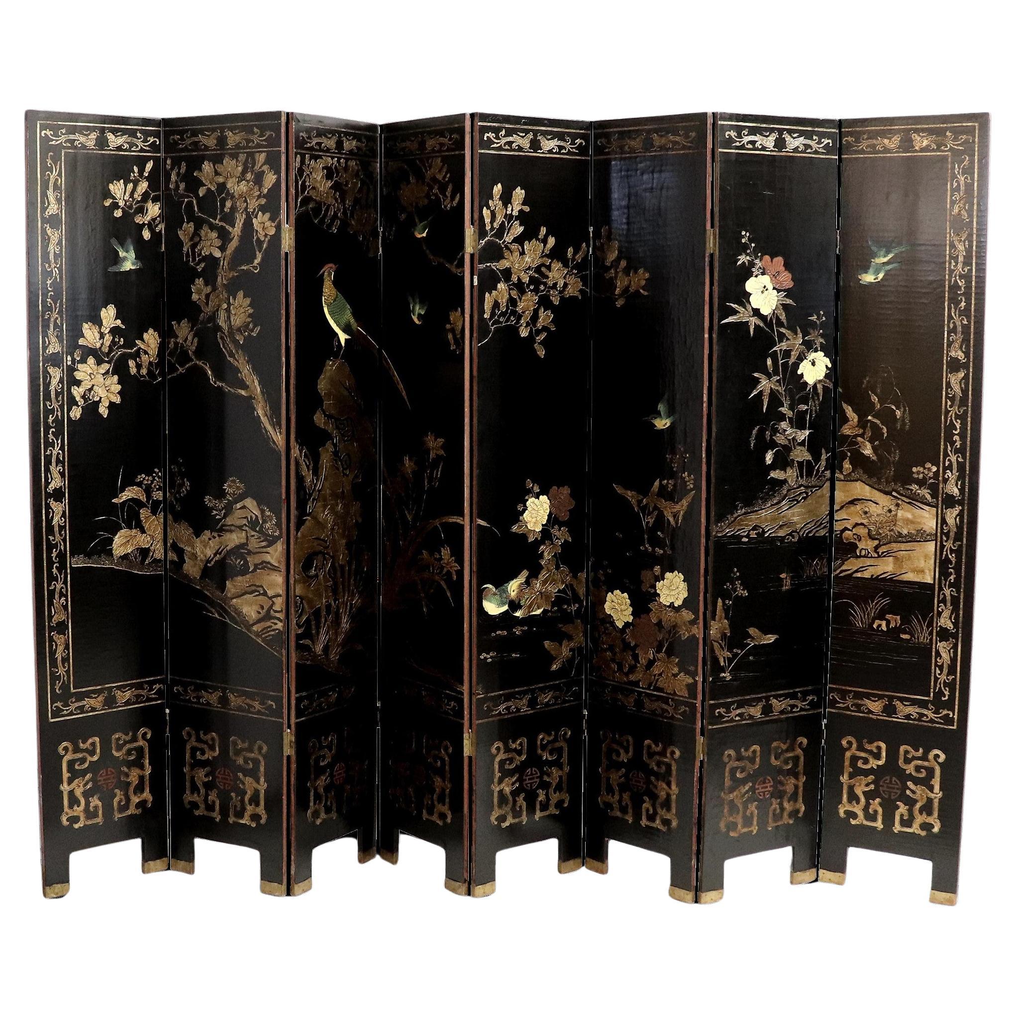 Paravent à huit panneaux en laque noire et dorée de Coromandel, Chine du milieu du siècle en vente