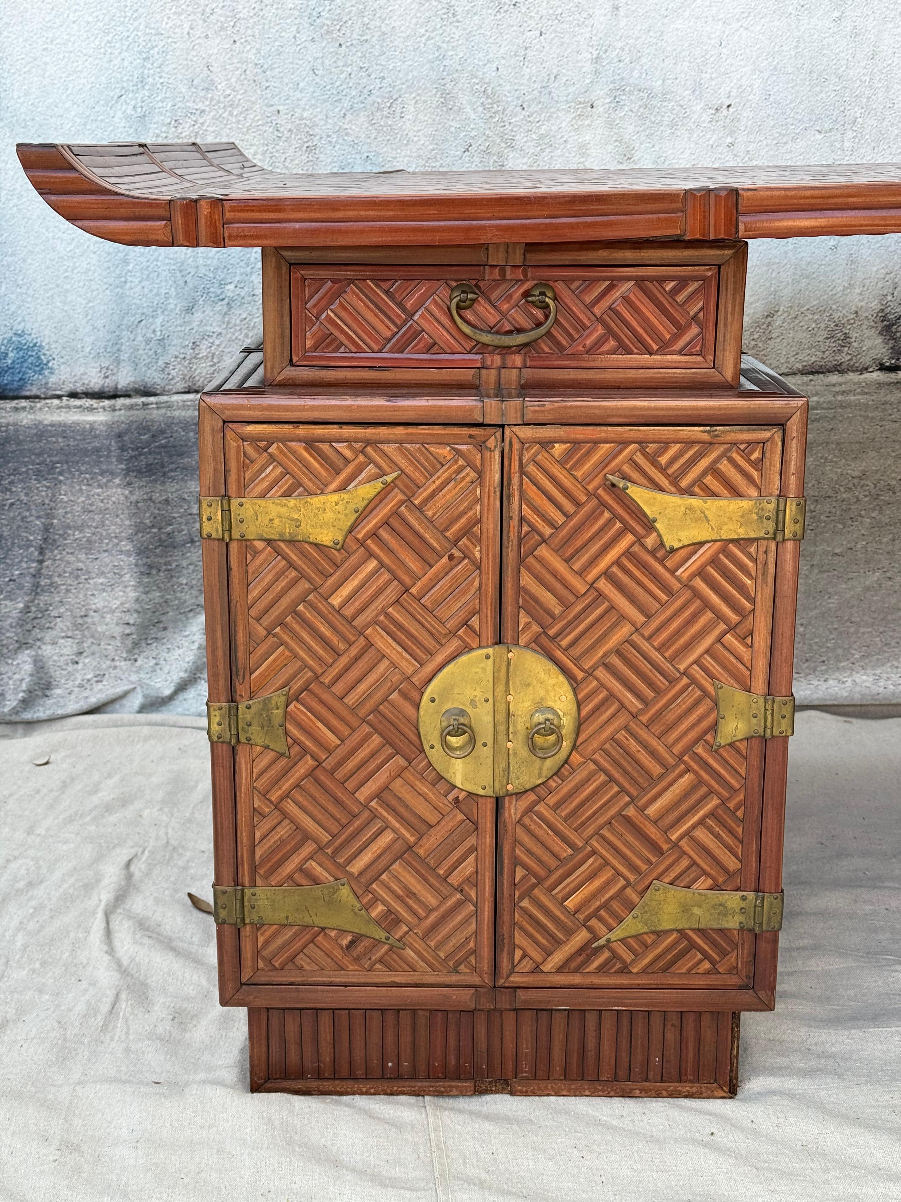 Mid Century Chinese Export Bambus Rattan Partner Schreibtisch (Chinesisch) im Angebot